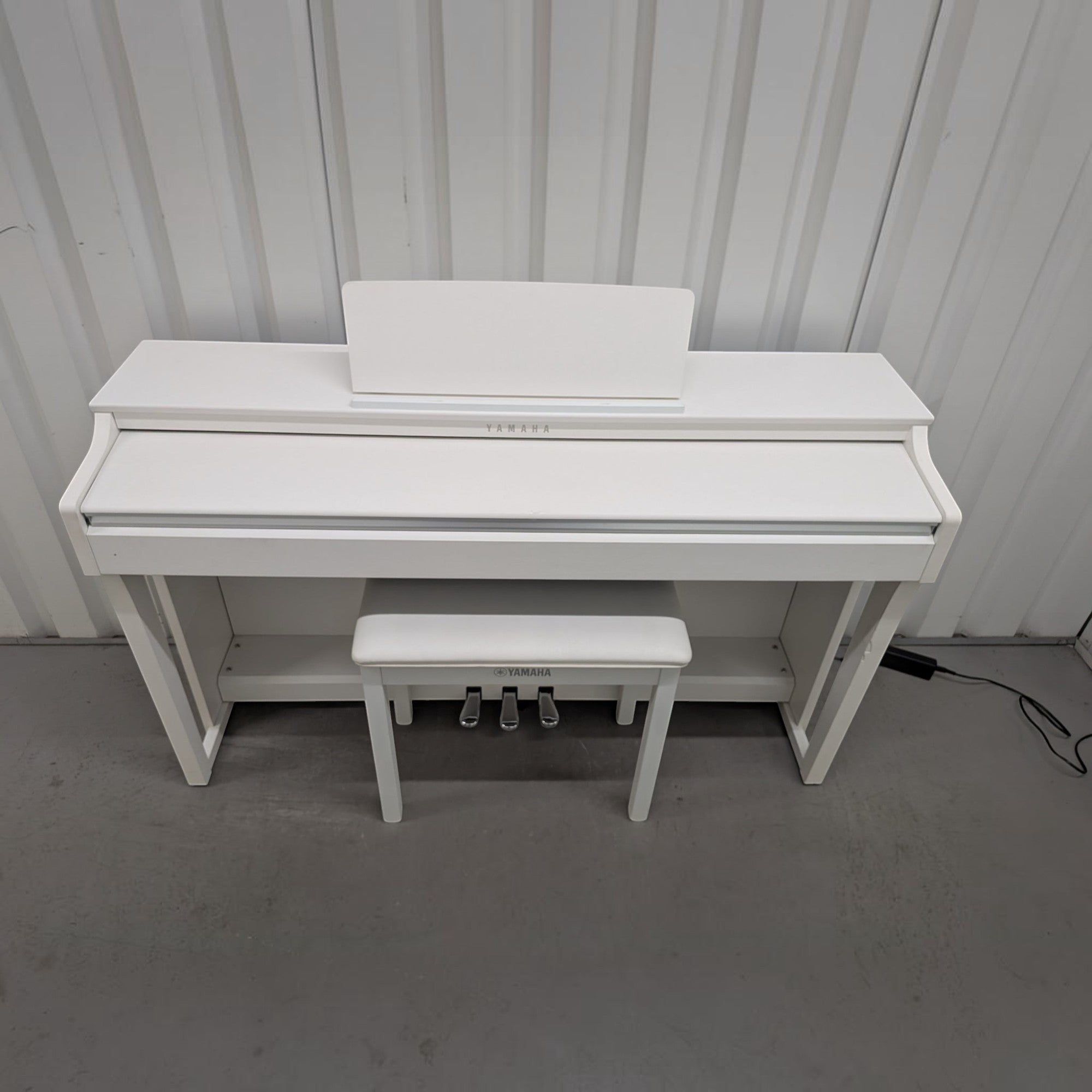 Đàn piano điện Yamaha CLP-625 màu trắng sang trọng tại TÂN NHẠC CỤ với thiết kế dáng tủ hiện đại và ghế đi kèm
