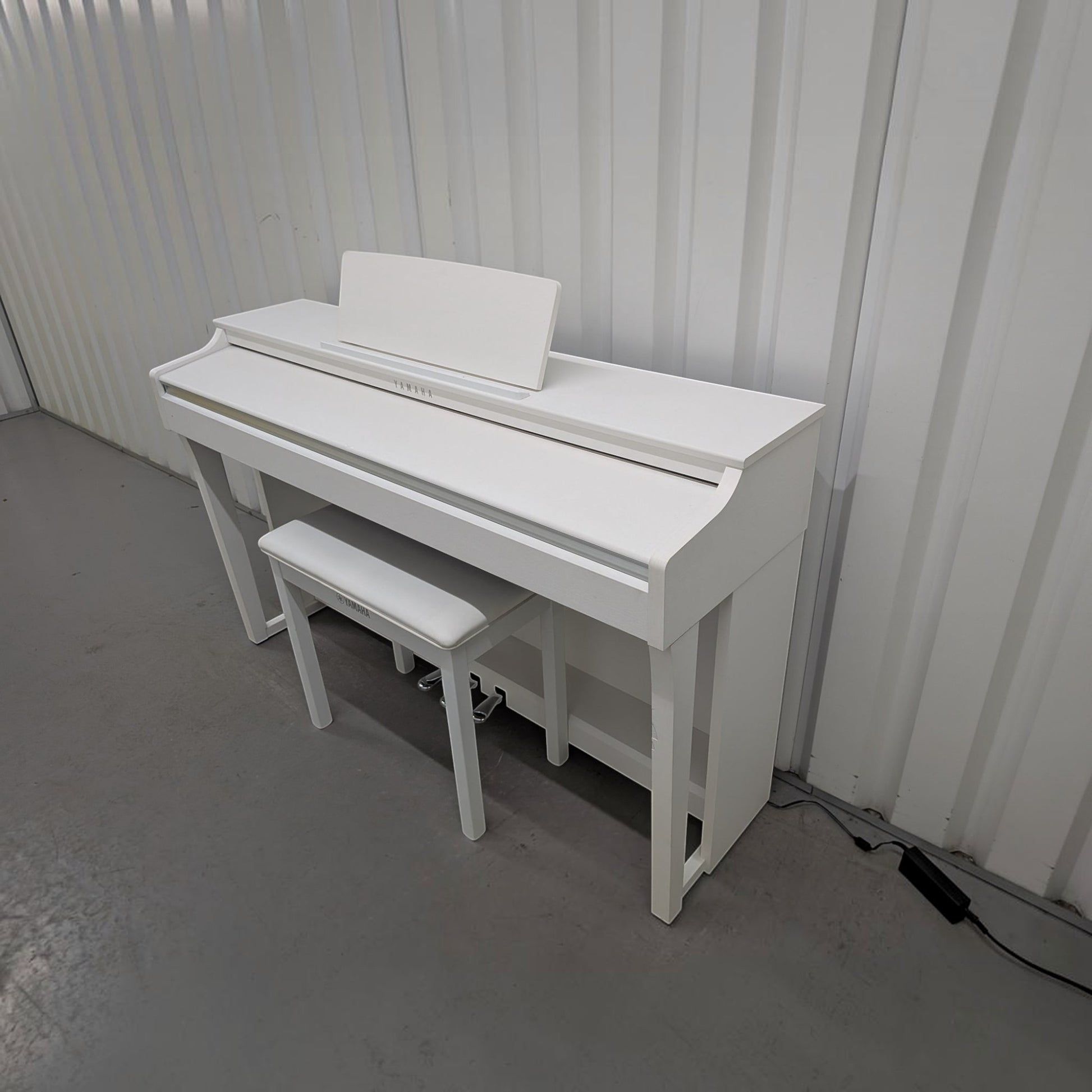 Đàn piano điện Yamaha CLP-625 màu trắng sang trọng tại TÂN NHẠC CỤ, thiết kế dáng tủ hiện đại với ghế đồng bộ