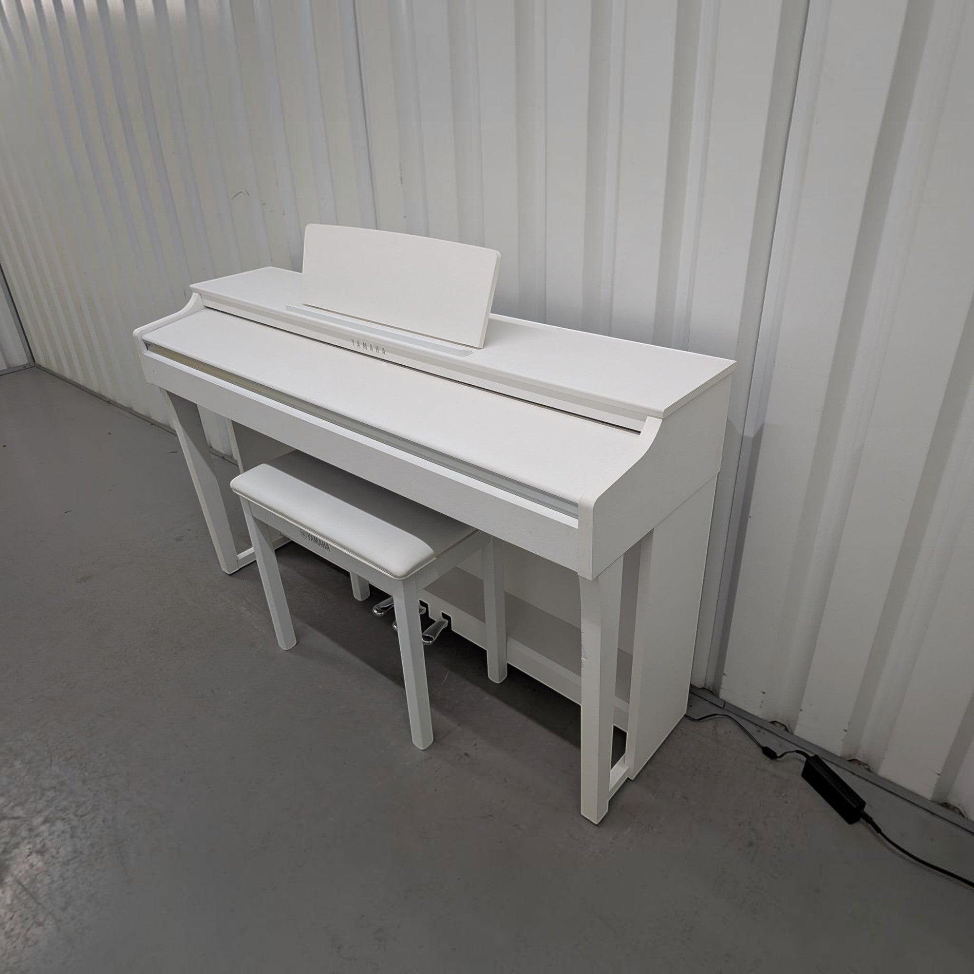 Đàn piano điện Yamaha CLP-625 màu trắng sang trọng tại TÂN NHẠC CỤ, thiết kế dáng tủ hiện đại với ghế đồng bộ