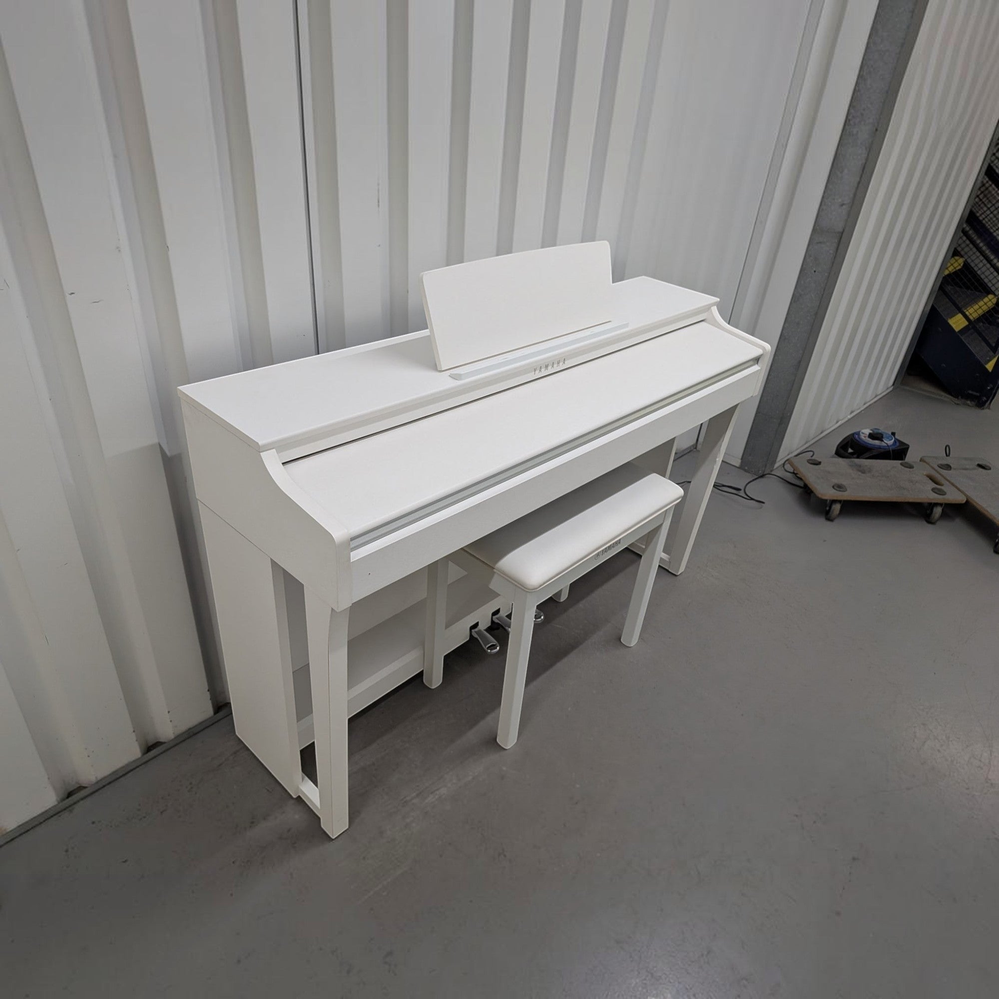 Đàn piano điện Yamaha CLP-625 màu trắng sang trọng tại Tân Nhạc Cụ, thiết kế dáng tủ hiện đại và tinh tế