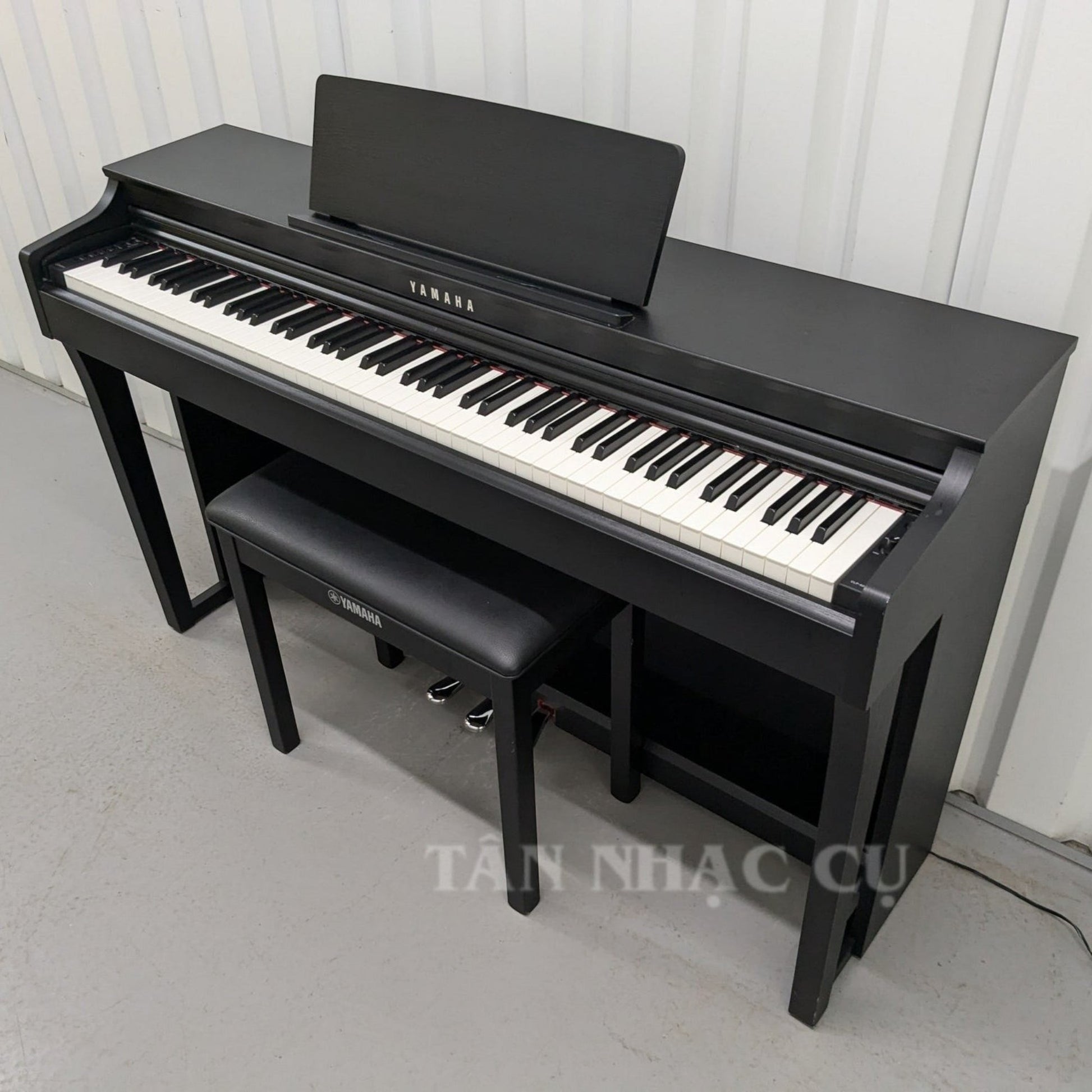 Đàn piano điện Yamaha CLP-625 màu đen sang trọng tại Tân Nhạc Cụ với thiết kế dáng tủ hiện đại và bàn phím GH3X