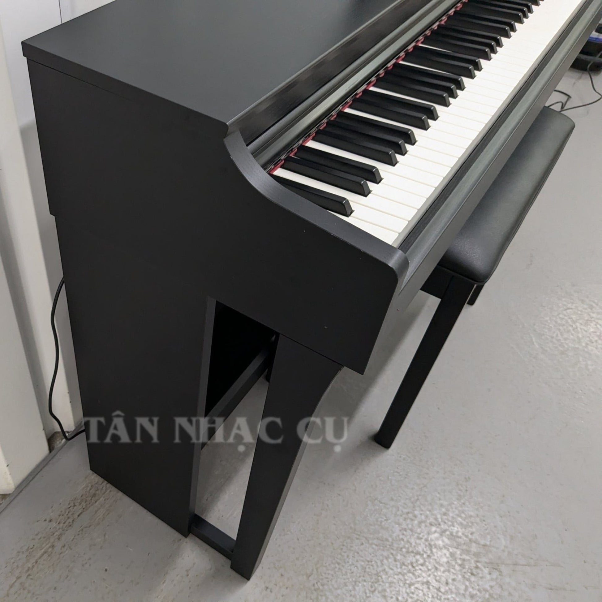 Đàn piano điện Yamaha CLP625 màu đen sang trọng tại Tân Nhạc Cụ với thiết kế dáng tủ hiện đại và bàn phím GH3X