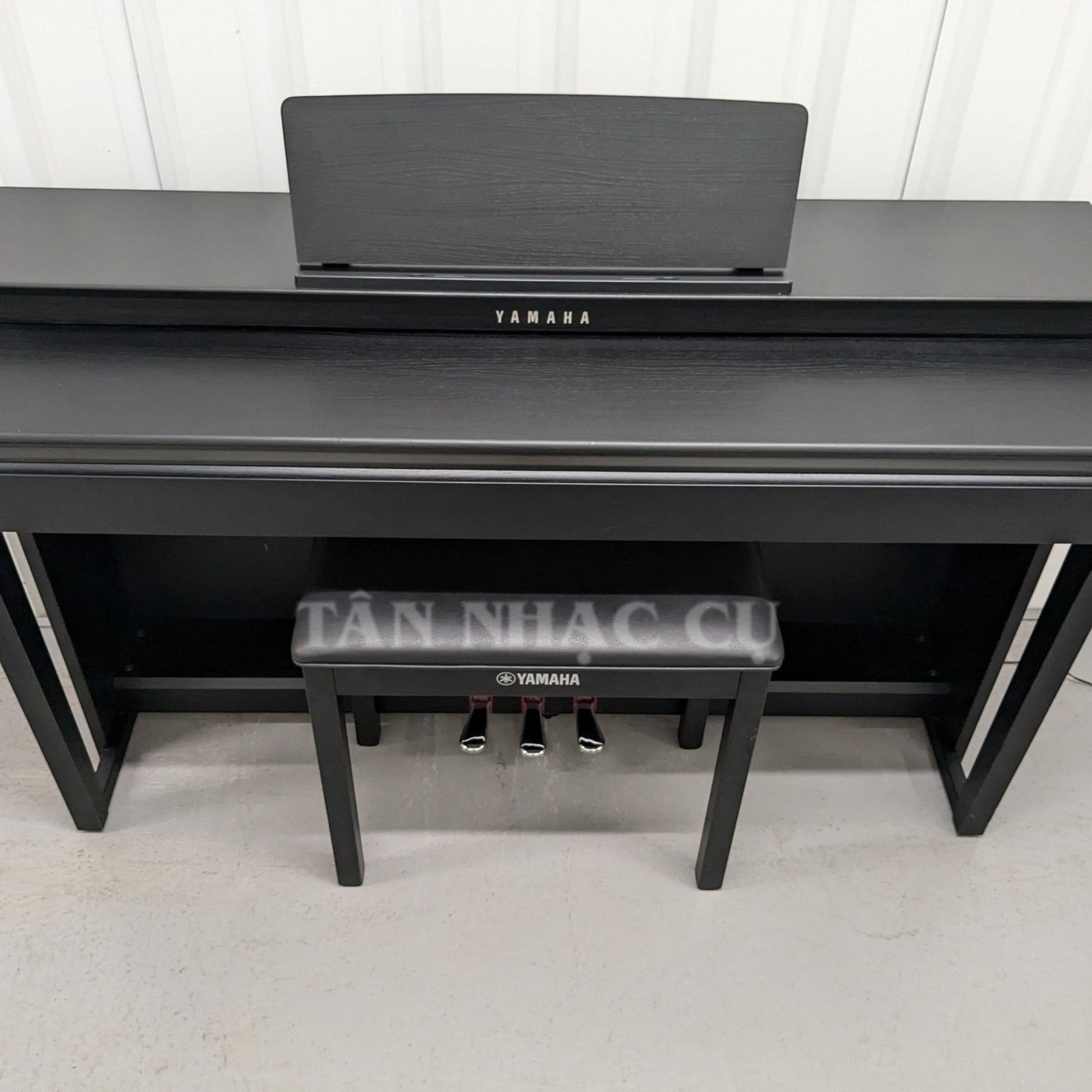 Đàn piano điện Yamaha CLP-625 màu đen sang trọng tại Tân Nhạc Cụ, thiết kế dáng tủ hiện đại với ghế đàn đi kèm