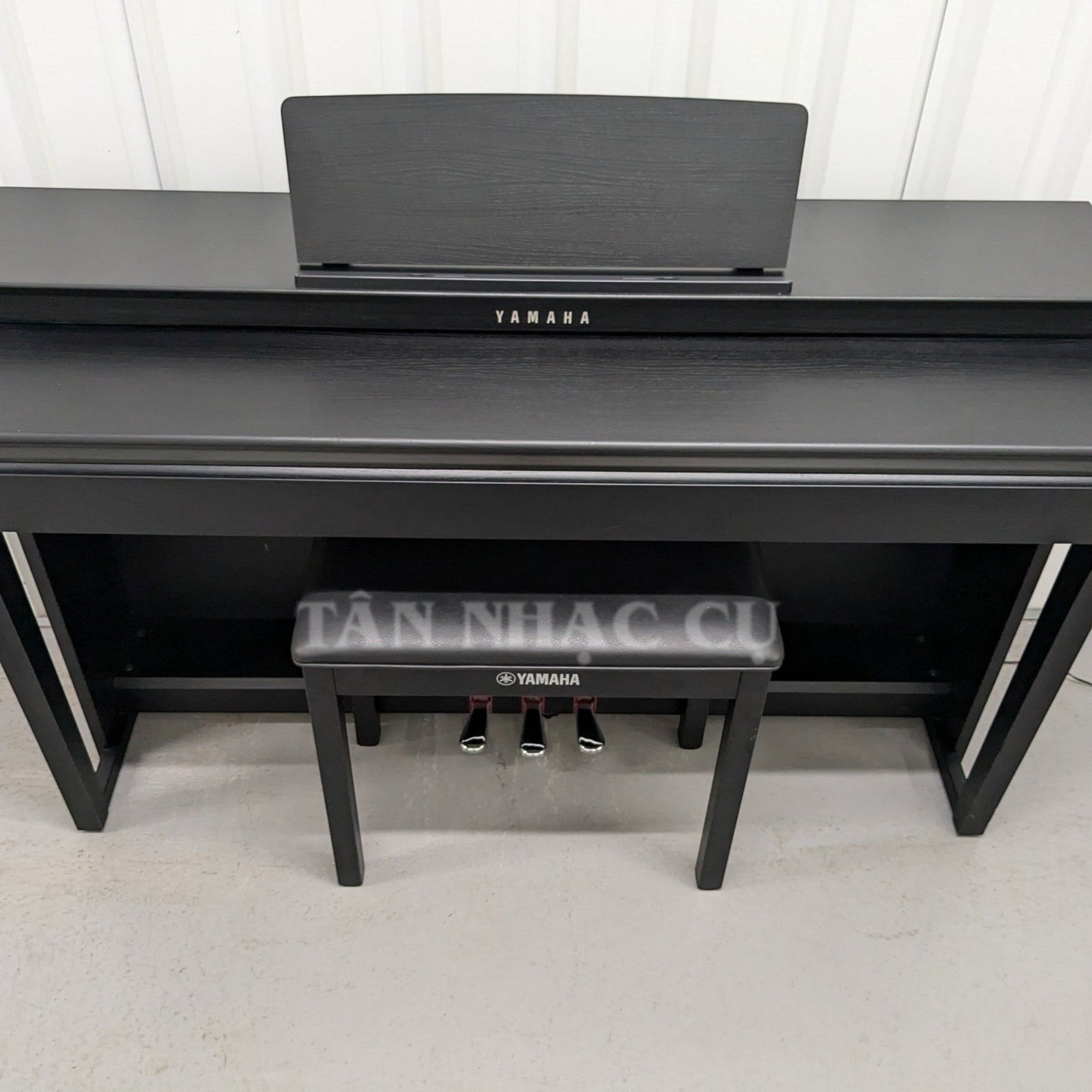 Đàn piano điện Yamaha CLP-625 màu đen sang trọng tại Tân Nhạc Cụ, thiết kế dáng tủ hiện đại với ghế đàn đi kèm