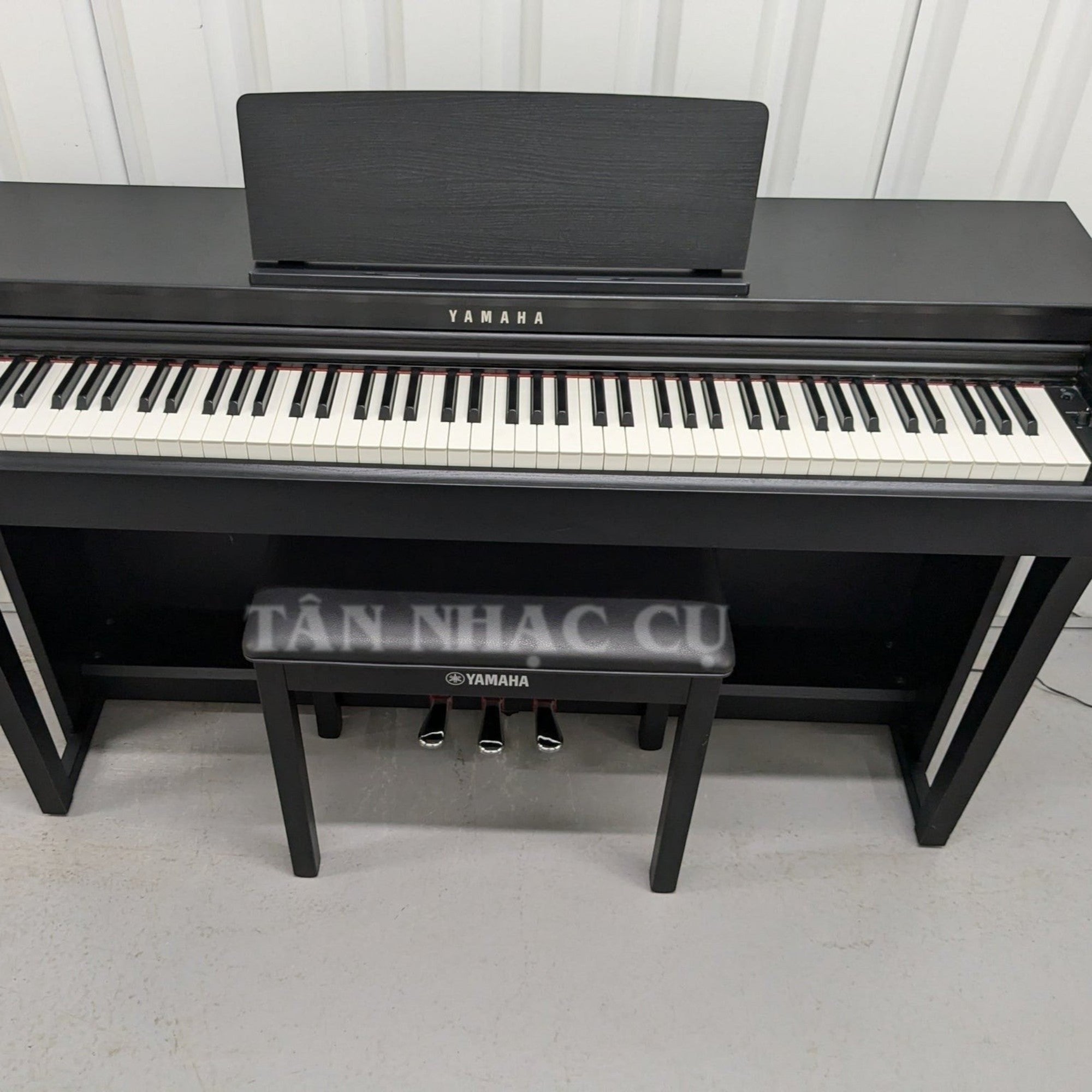 Đàn piano điện Yamaha CLP-625 màu đen sang trọng tại TÂN NHẠC CỤ với bàn phím GH3X và ghế đàn đi kèm