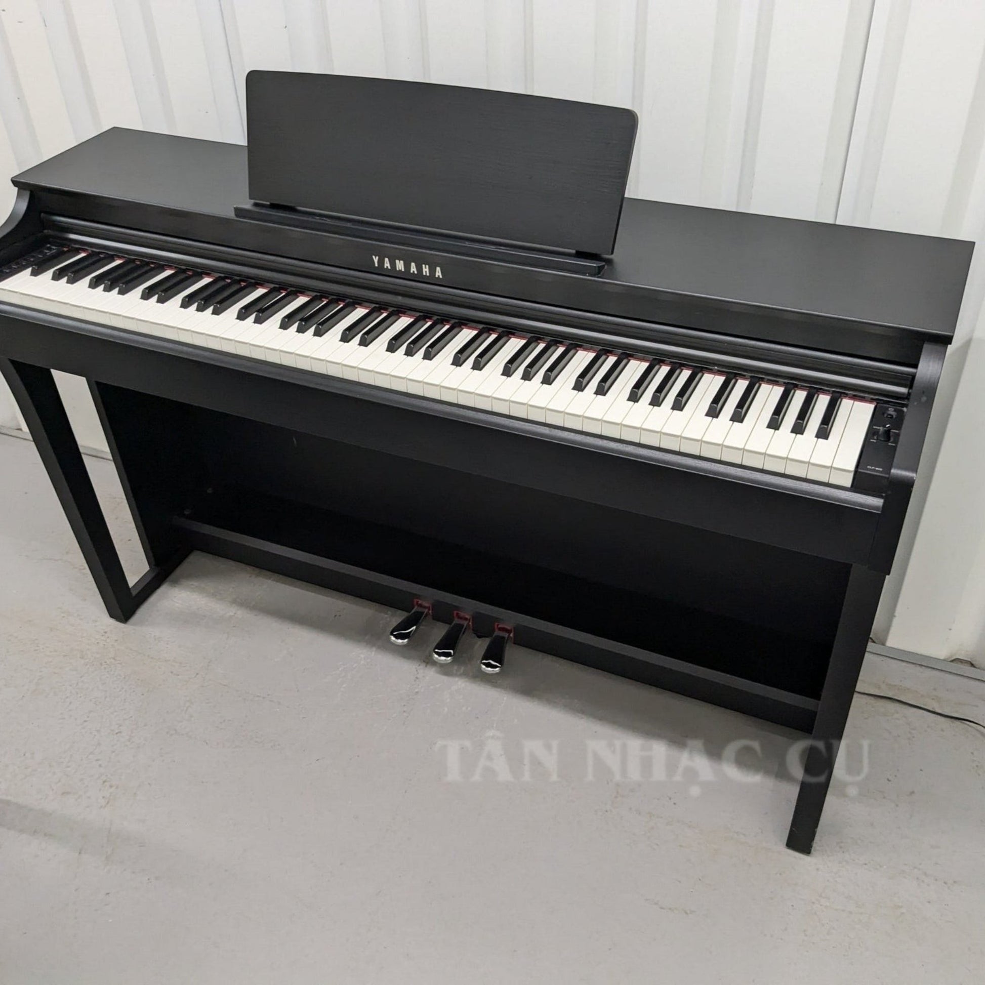 Đàn piano điện Yamaha CLP-625 màu đen sang trọng tại Tân Nhạc Cụ với thiết kế dáng tủ hiện đại và bàn phím GH3X