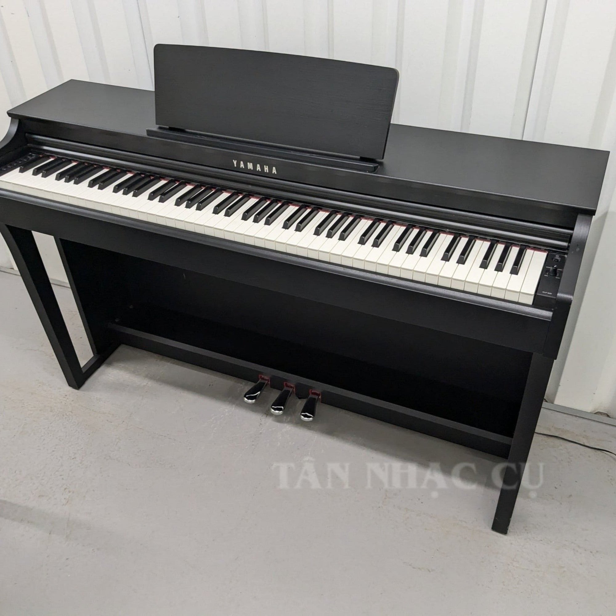 Đàn piano điện Yamaha CLP-625 màu đen sang trọng tại Tân Nhạc Cụ với thiết kế dáng tủ hiện đại và bàn phím GH3X
