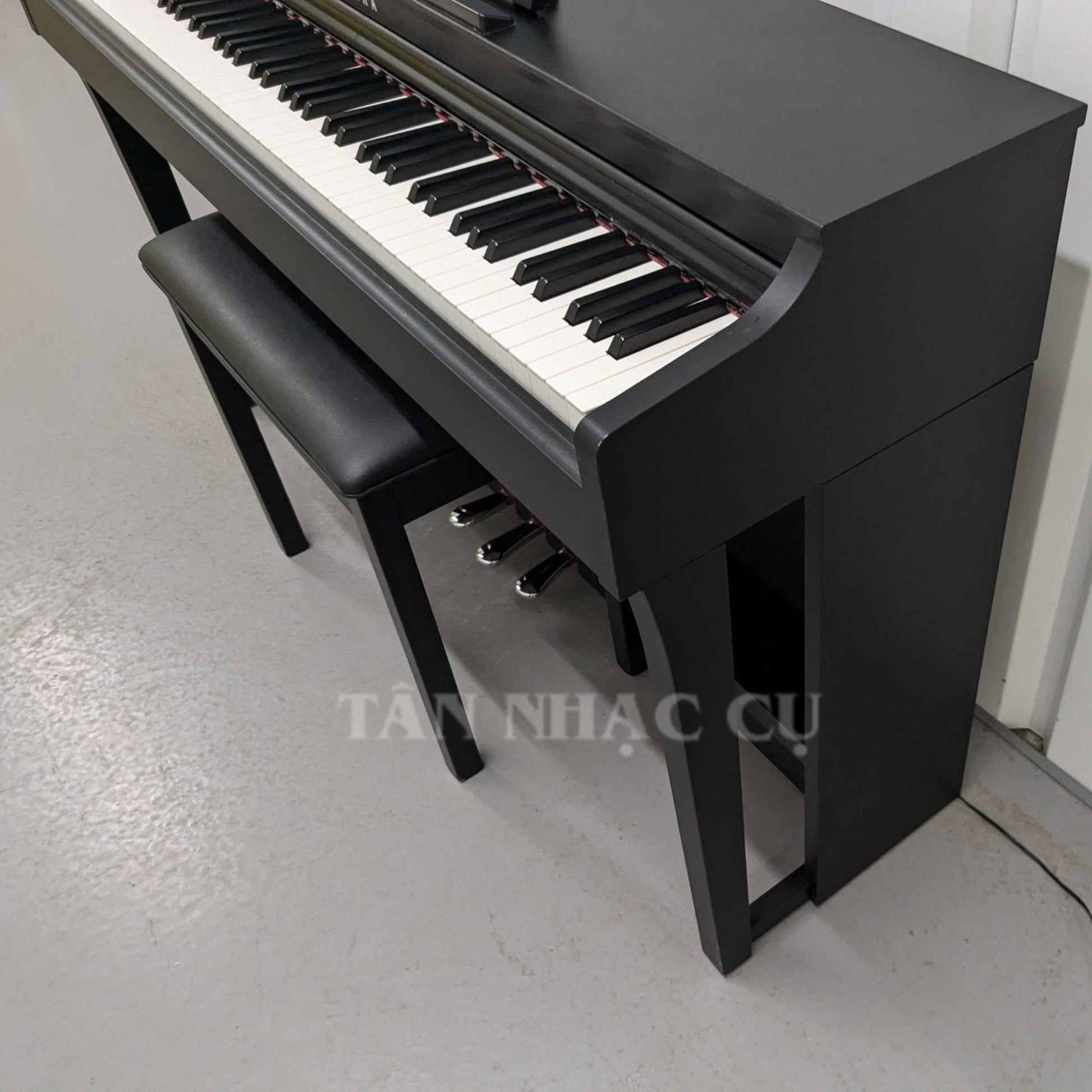 Đàn piano điện Yamaha CLP625 màu đen sang trọng tại Tân Nhạc Cụ với thiết kế dáng tủ hiện đại và ghế ngồi đi kèm