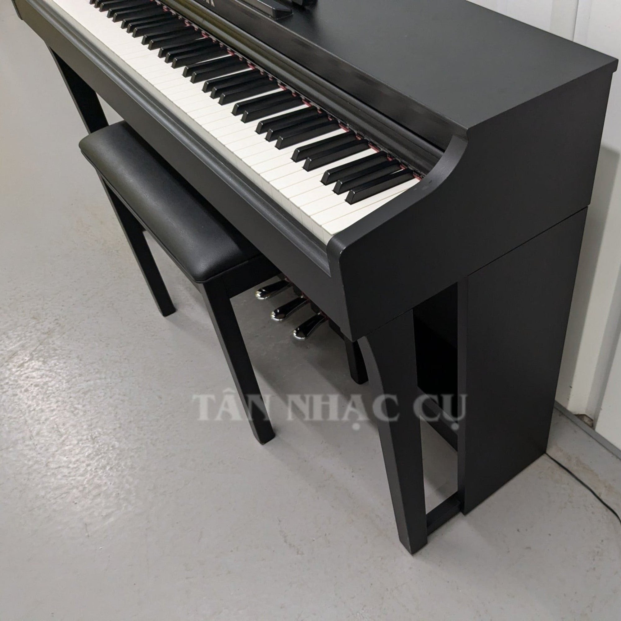 Đàn piano điện Yamaha CLP625 màu đen sang trọng tại Tân Nhạc Cụ với thiết kế dáng tủ hiện đại và ghế ngồi đi kèm