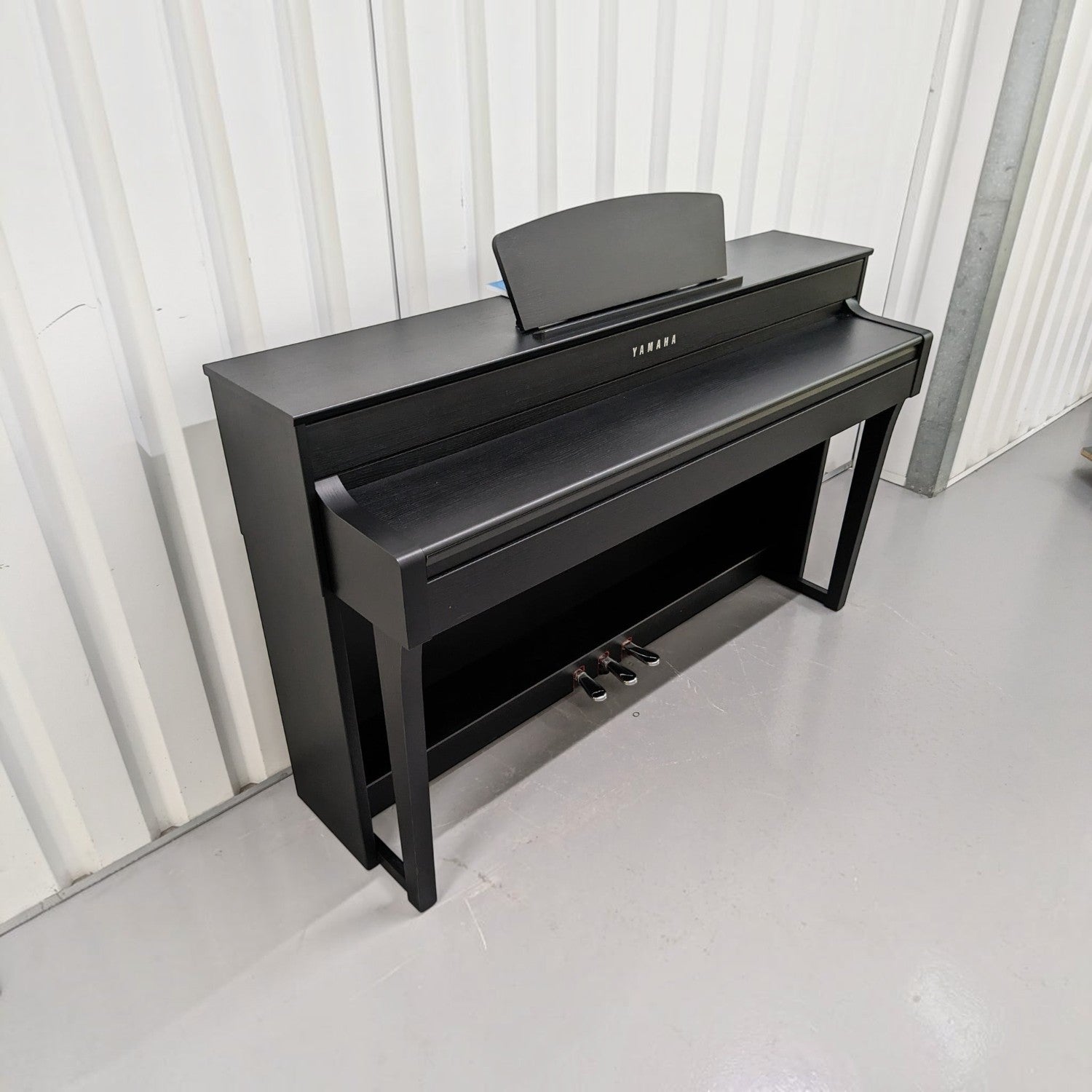 Đàn piano điện Yamaha CLP-635 màu đen sang trọng tại TÂN NHẠC CỤ, thiết kế dáng tủ hiện đại và tinh tế