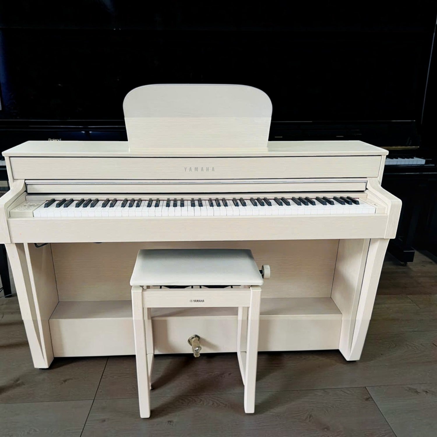 Đàn piano điện Yamaha CLP-635 màu trắng sang trọng tại TÂN NHẠC CỤ, thiết kế dáng tủ hiện đại với ghế đi kèm.