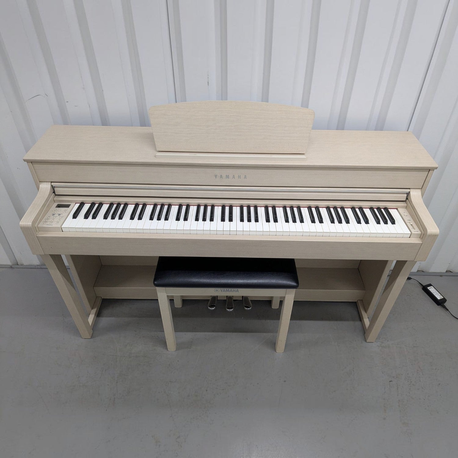 Đàn piano điện Yamaha CLP-635 màu trắng trang nhã tại TÂN NHẠC CỤ, thiết kế dáng tủ hiện đại với bàn phím GH3X.