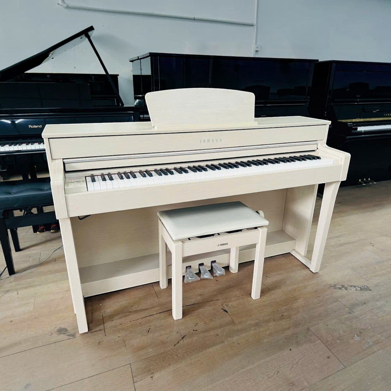 Đàn piano điện Yamaha CLP-635 màu trắng sang trọng tại cửa hàng TÂN NHẠC CỤ