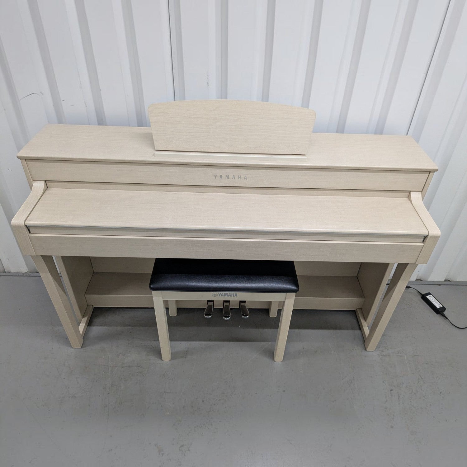 Đàn piano điện Yamaha CLP-635 màu trắng vân gỗ sang trọng tại TÂN NHẠC CỤ, thiết kế dáng tủ hiện đại.