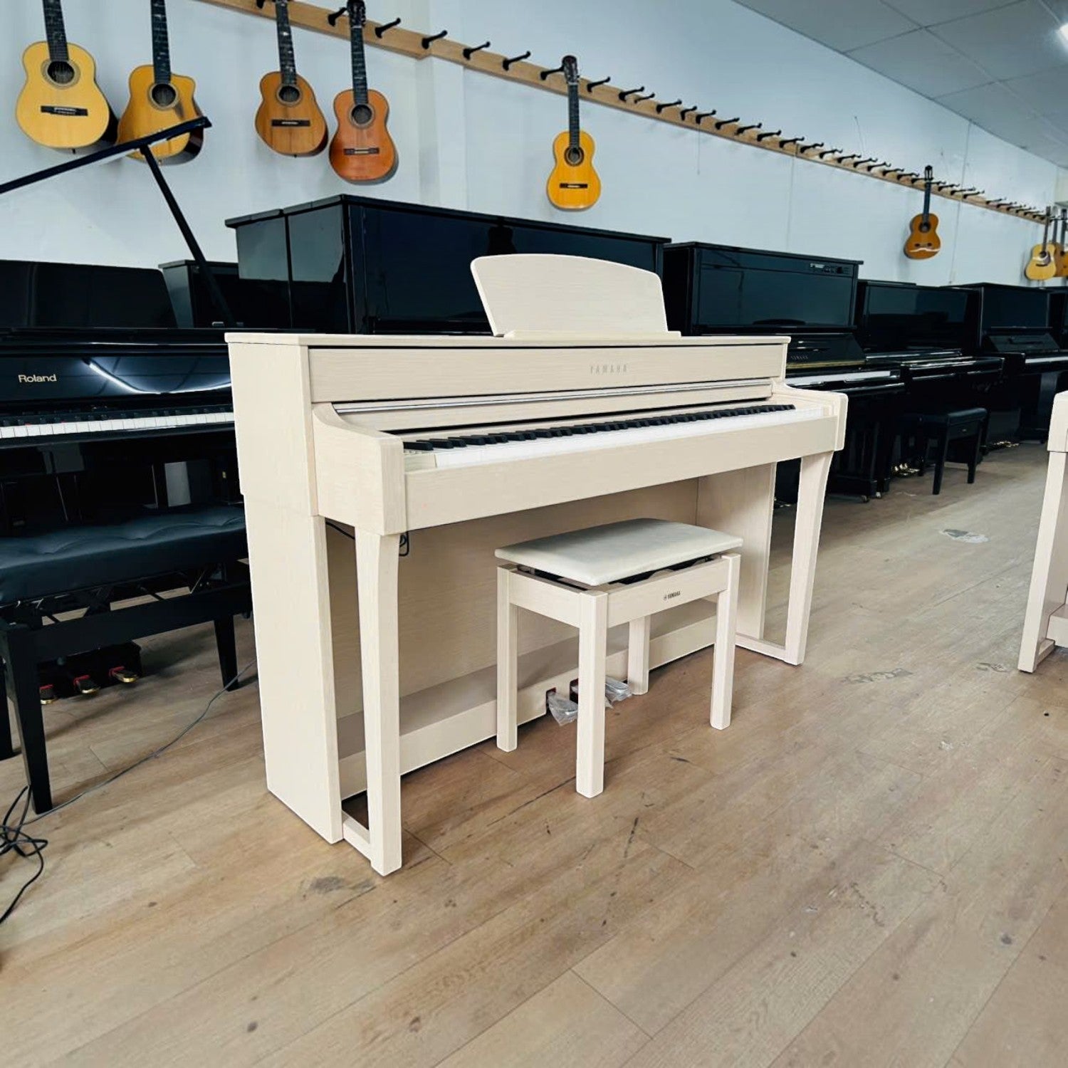 Đàn piano điện Yamaha CLP-635 màu trắng sang trọng tại showroom TÂN NHẠC CỤ, thiết kế dáng tủ hiện đại và tinh tế.