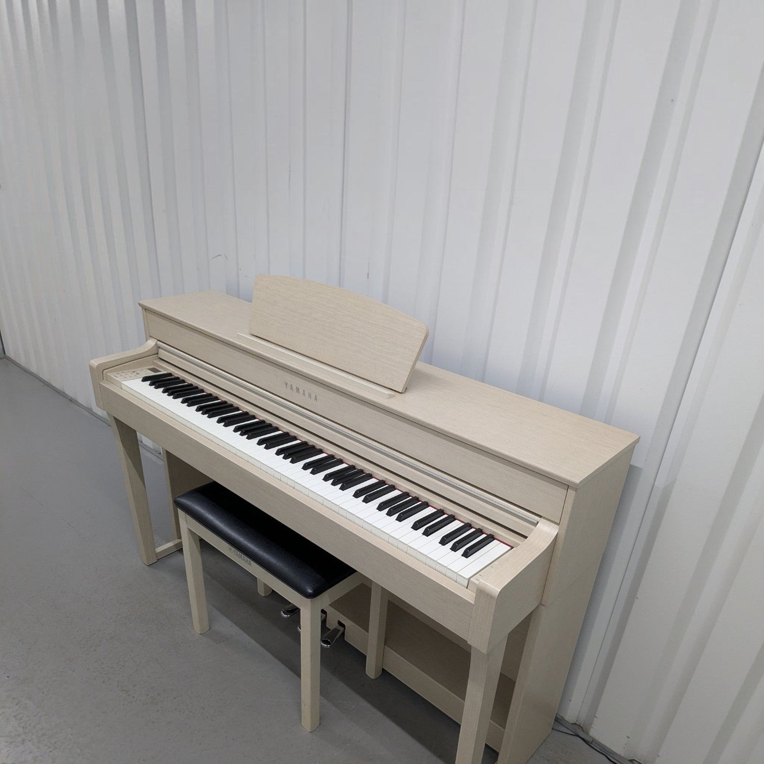 Đàn piano điện Yamaha CLP-635 màu trắng trang nhã tại Tân Nhạc Cụ, thiết kế dáng tủ hiện đại với bàn phím 88 phím.