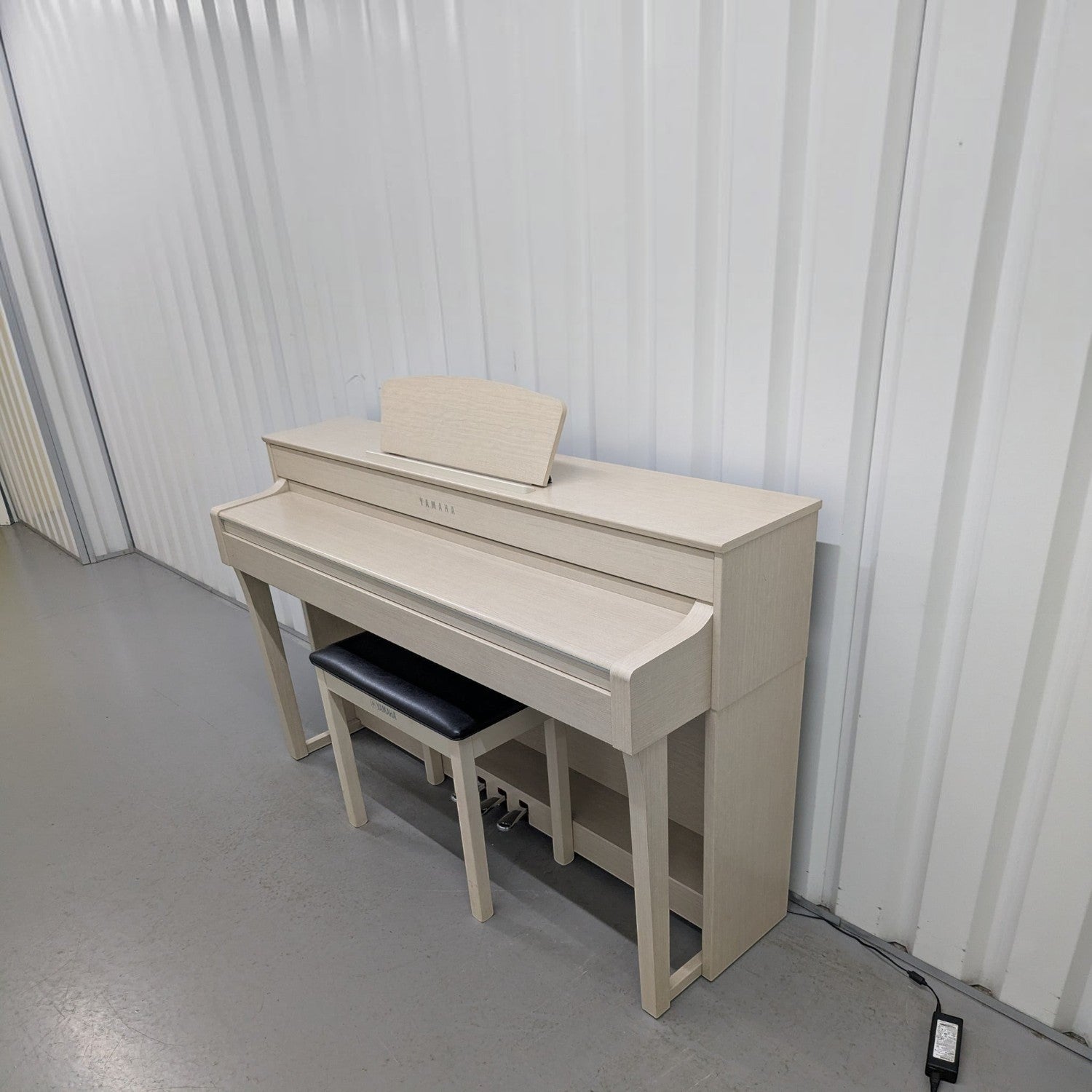 Đàn piano điện Yamaha CLP-635 màu trắng trang nhã tại cửa hàng TÂN NHẠC CỤ, thiết kế dáng tủ hiện đại