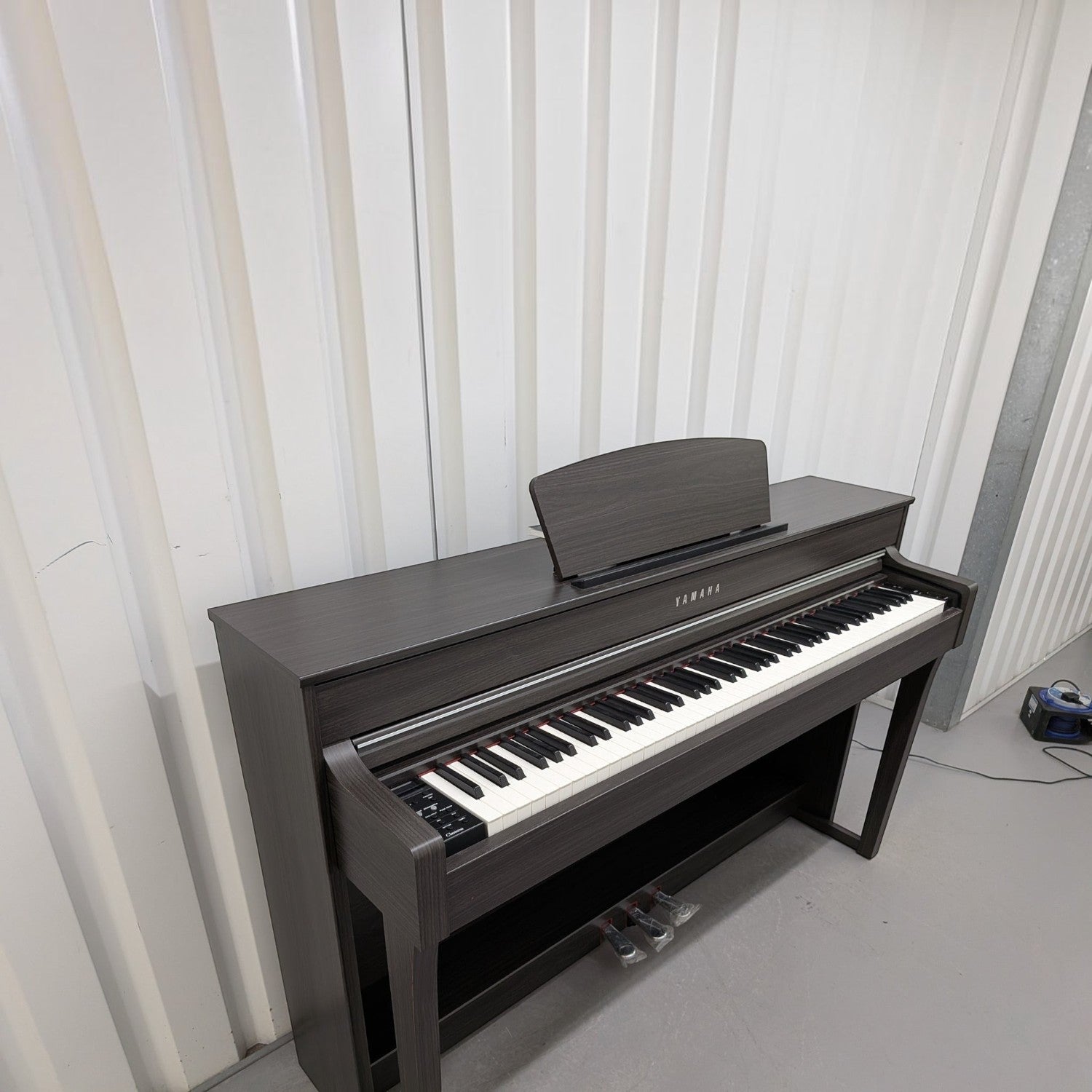 Đàn piano điện Yamaha CLP-635 màu đen vân gỗ sang trọng tại TÂN NHẠC CỤ, thiết kế dáng tủ hiện đại, tinh tế.