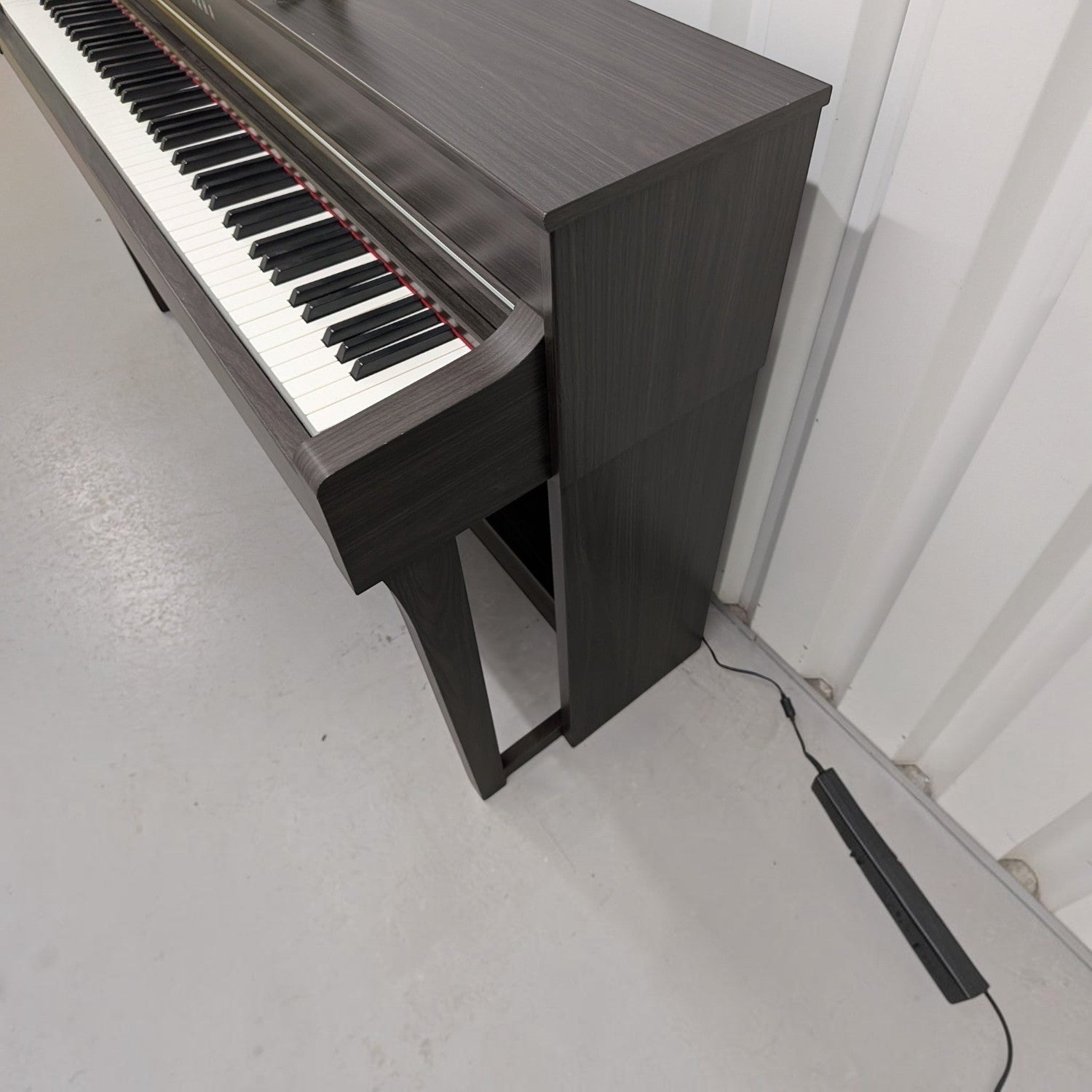 Đàn piano điện Yamaha CLP-635 màu đen vân gỗ sang trọng tại Tân Nhạc Cụ, thiết kế dáng tủ hiện đại và tinh tế.