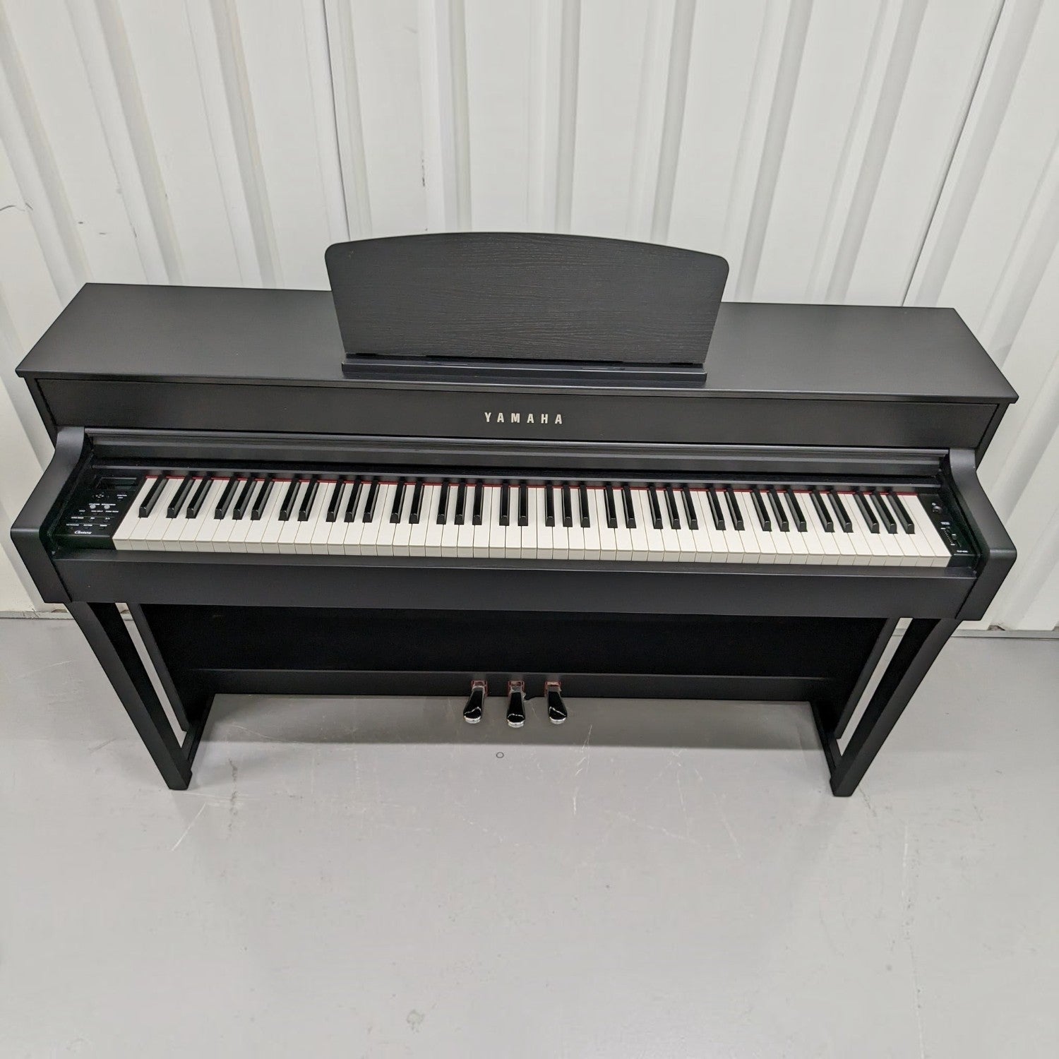 Đàn piano điện Yamaha CLP-635 màu đen sang trọng tại TÂN NHẠC CỤ, thiết kế dáng tủ hiện đại với bàn phím GH3X.
