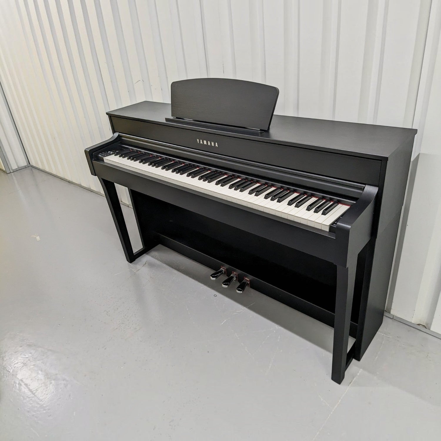 Đàn piano điện Yamaha CLP-635 màu đen sang trọng tại TÂN NHẠC CỤ, thiết kế dáng tủ hiện đại với bàn phím GH3X.
