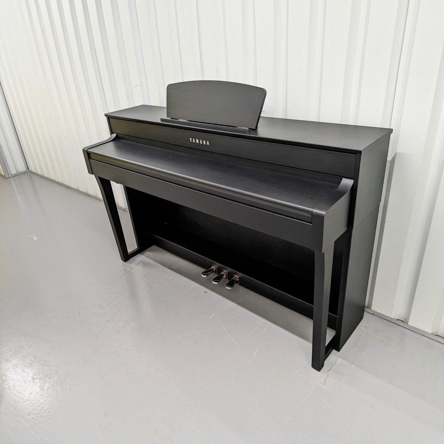 Đàn piano điện Yamaha CLP-635 màu đen sang trọng tại TÂN NHẠC CỤ, thiết kế dáng tủ hiện đại với bàn phím GH3X cao cấp.