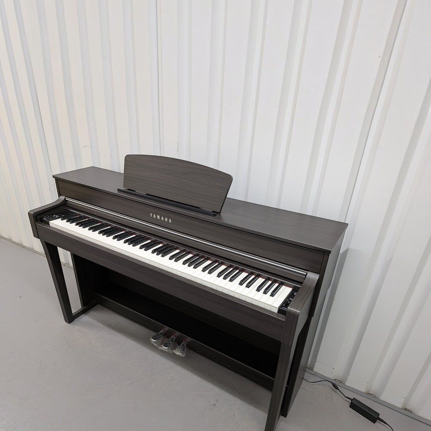 Đàn piano điện Yamaha CLP-635 màu nâu gỗ sang trọng tại TÂN NHẠC CỤ, thiết kế dáng tủ hiện đại với 88 phím GH3X.