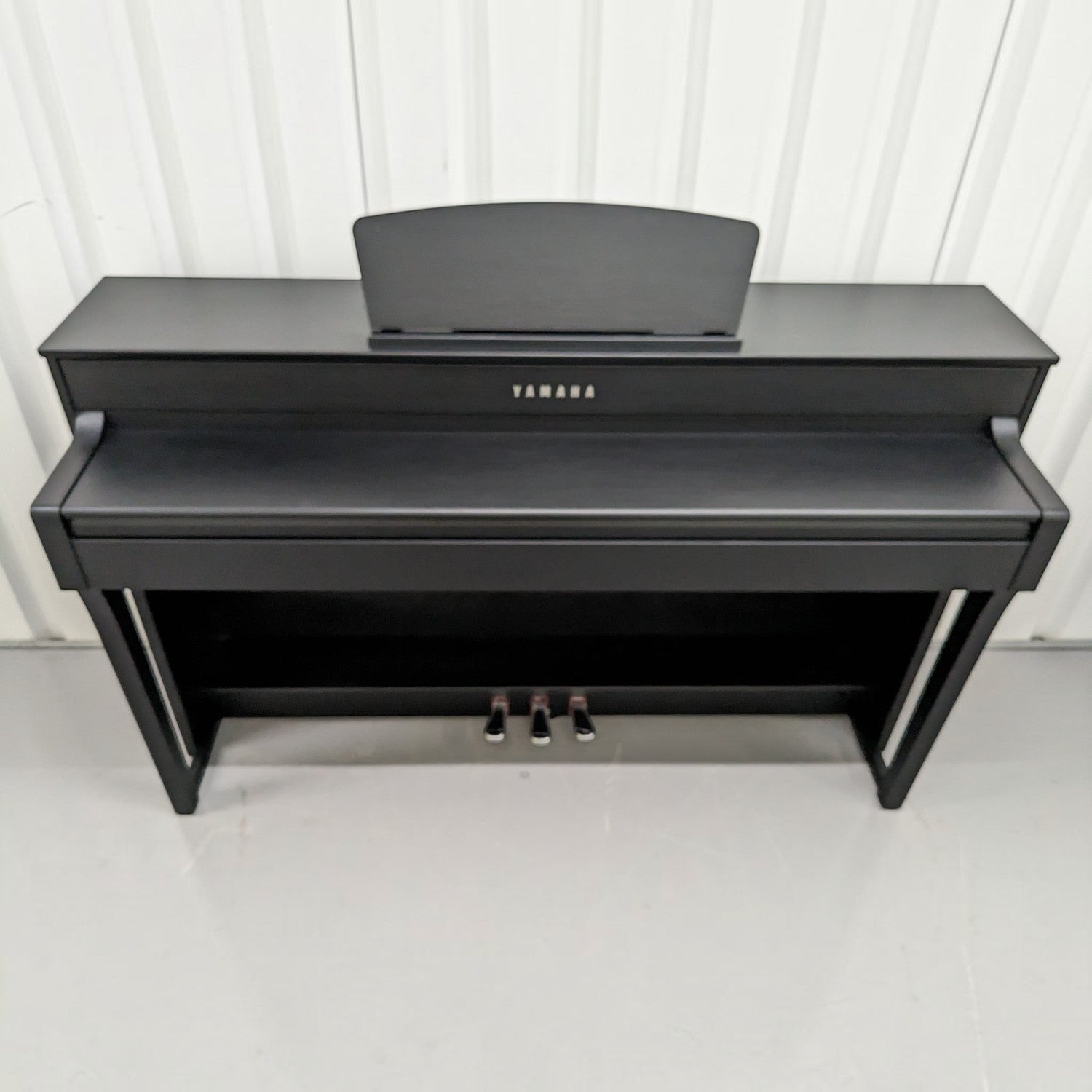 Đàn piano điện Yamaha CLP-635 màu đen sang trọng tại TÂN NHẠC CỤ, thiết kế dáng tủ hiện đại với 88 phím búa GH3X.
