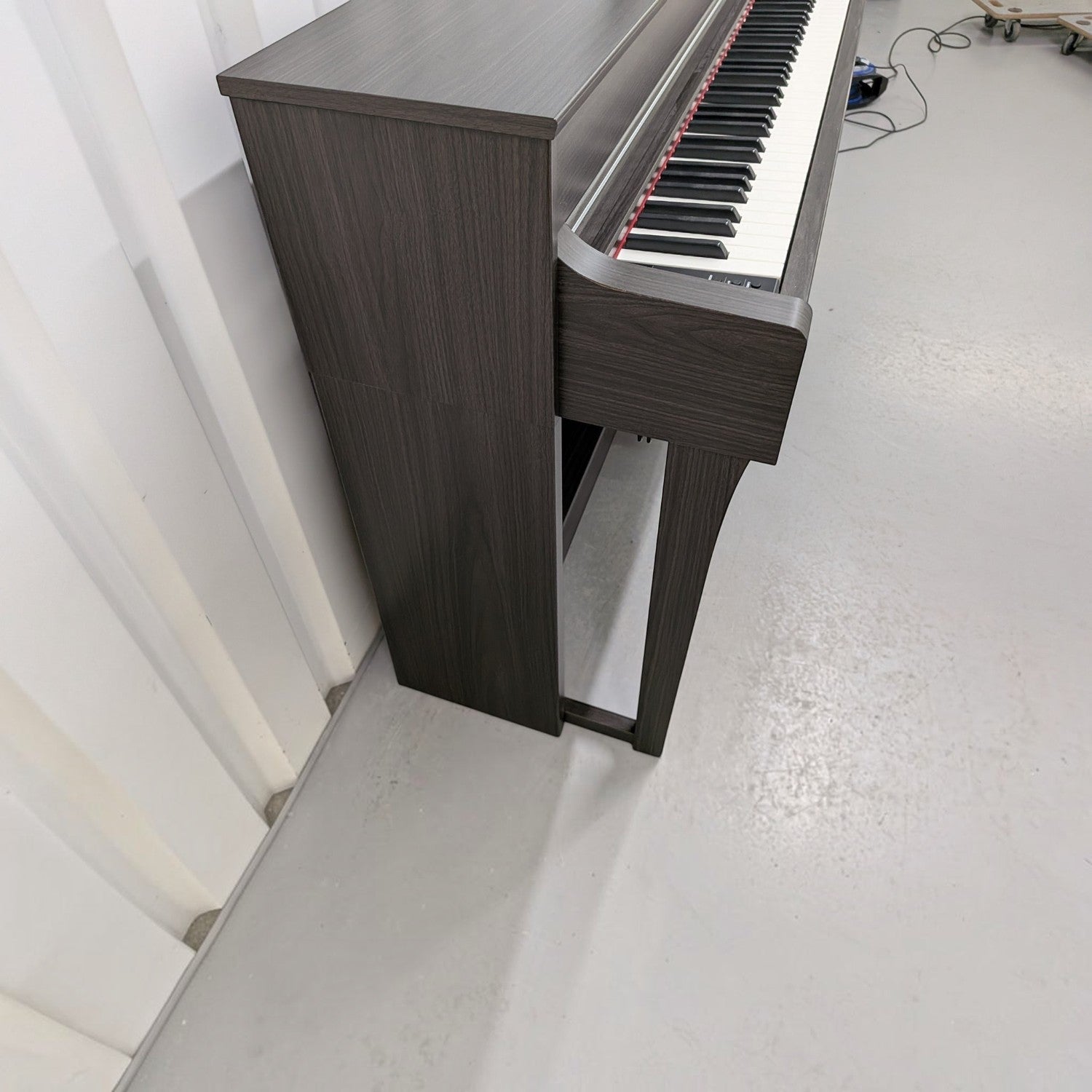 Đàn piano điện Yamaha CLP-635 màu đen vân gỗ sang trọng tại TÂN NHẠC CỤ, thiết kế dáng tủ hiện đại và chắc chắn.