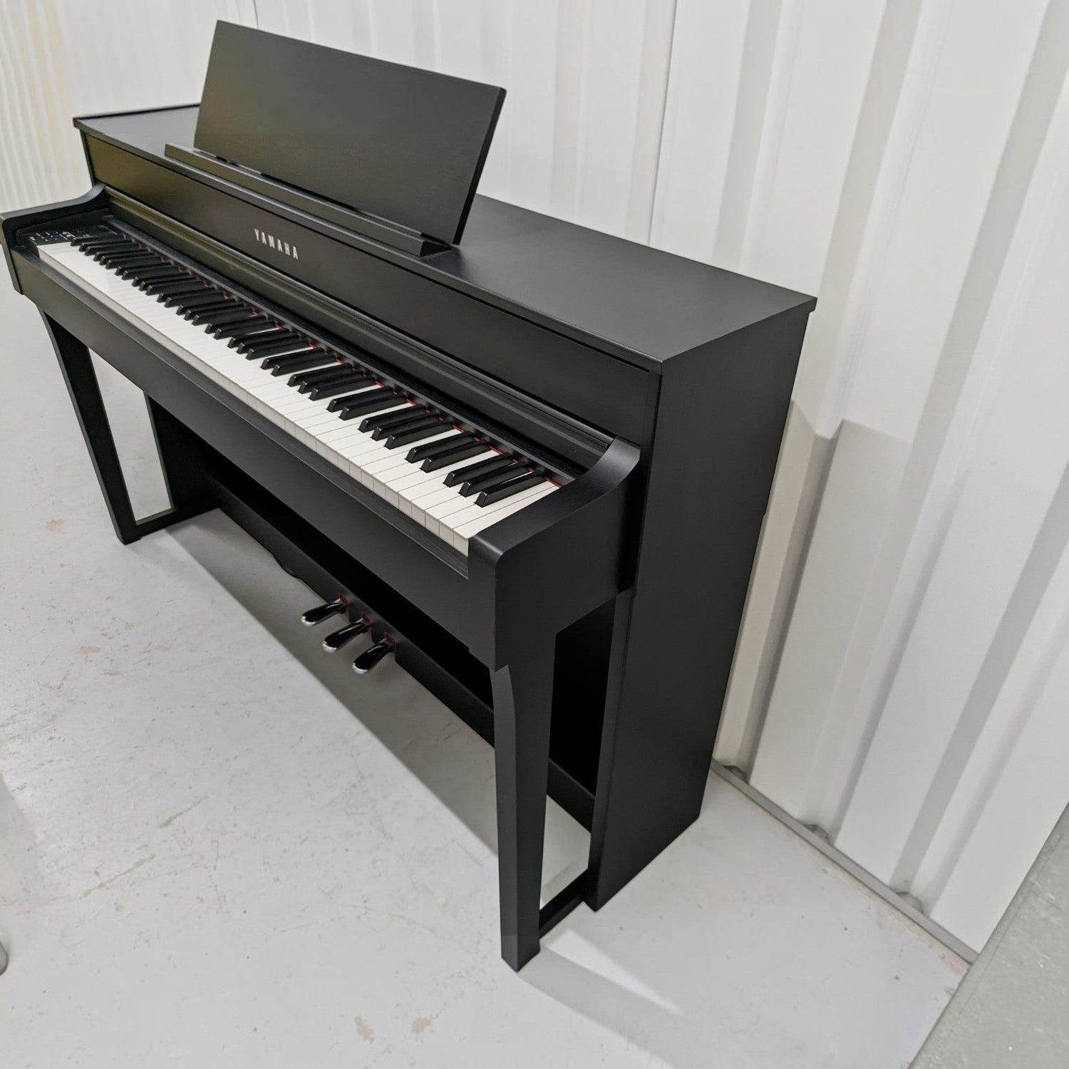 Đàn piano điện Yamaha CLP-645 màu đen sang trọng tại TÂN NHẠC CỤ với bàn phím gỗ NWX chân thực