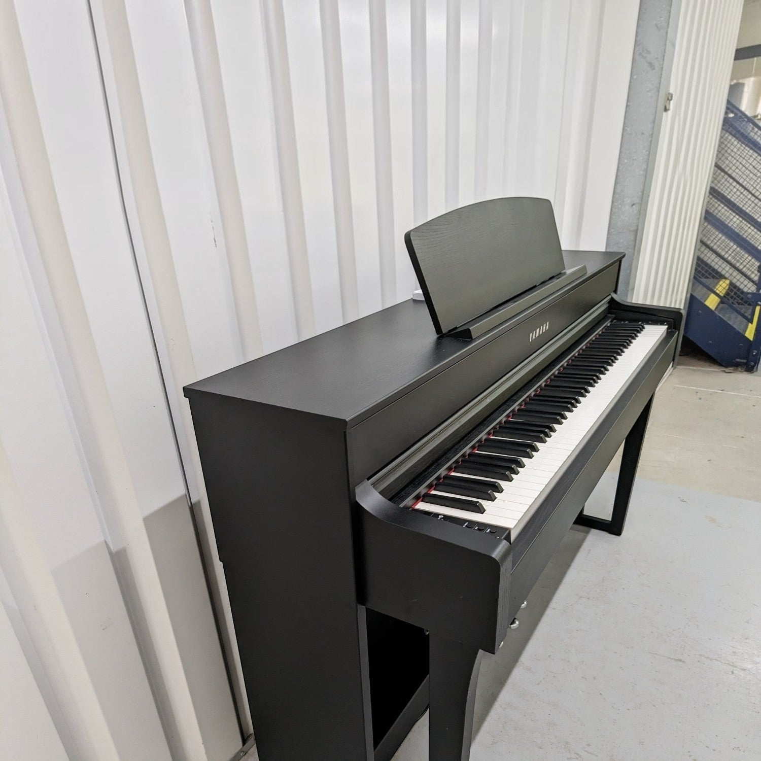 Đàn piano điện Yamaha CLP-645 màu đen sang trọng với bàn phím gỗ NWX tại TÂN NHẠC CỤ