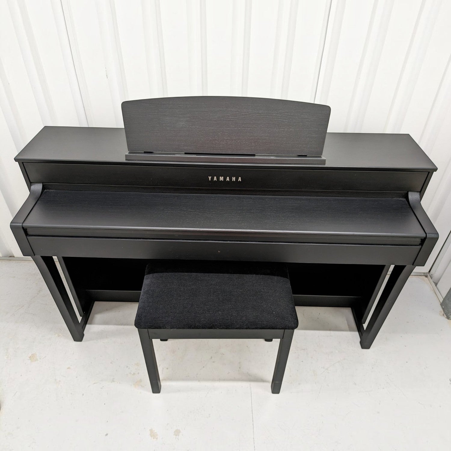 Đàn piano điện Yamaha CLP-645 màu đen sang trọng tại TÂN NHẠC CỤ, thiết kế dáng tủ hiện đại với ghế ngồi đi kèm