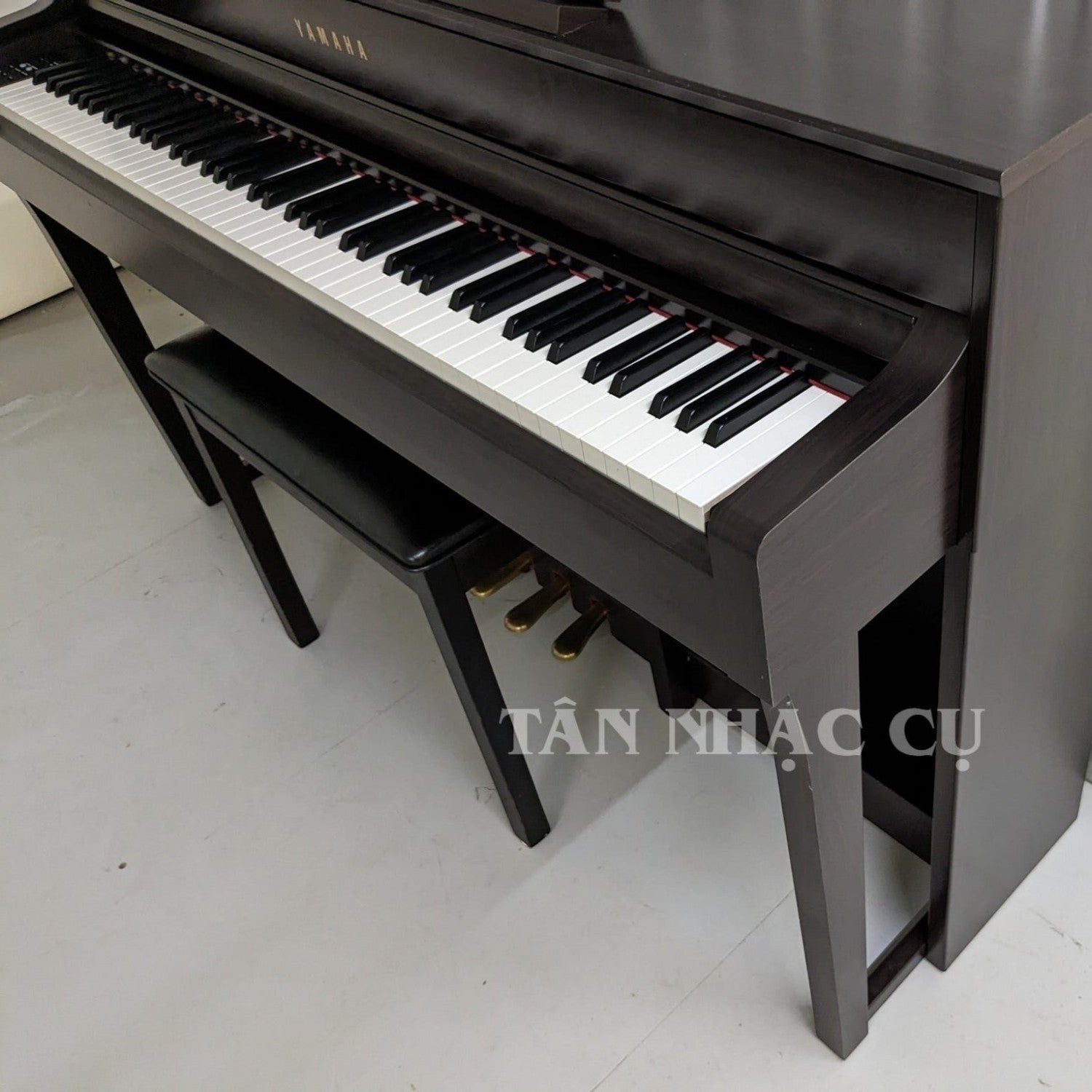 Đàn piano điện Yamaha CLP-645 màu đen sang trọng với bàn phím gỗ NWX tại TÂN NHẠC CỤ