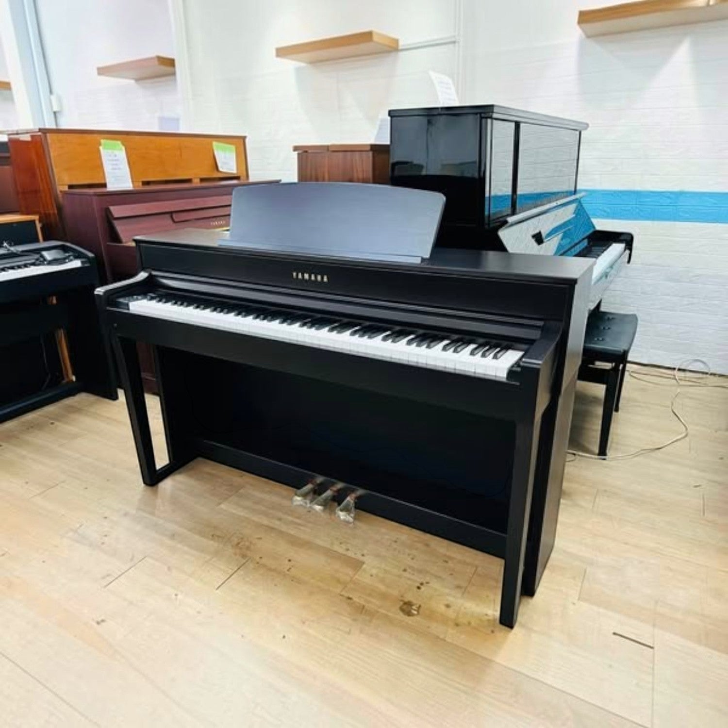 Đàn piano điện Yamaha CLP-645 màu đen tại showroom TÂN NHẠC CỤ với thiết kế dáng tủ sang trọng và bàn phím gỗ NWX