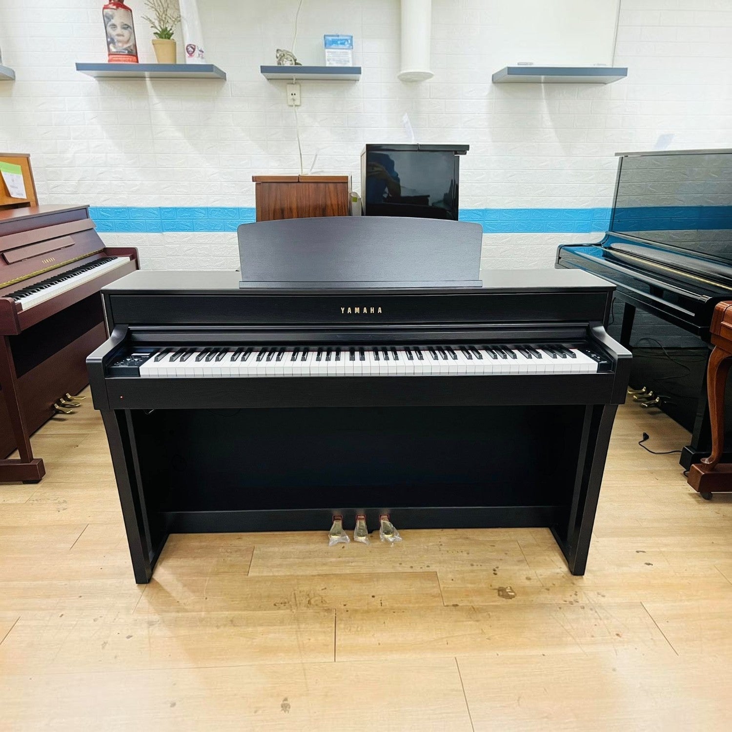 Đàn piano điện Yamaha CLP-645 màu đen tại showroom TÂN NHẠC CỤ với bàn phím gỗ NWX và thiết kế dáng tủ sang trọng