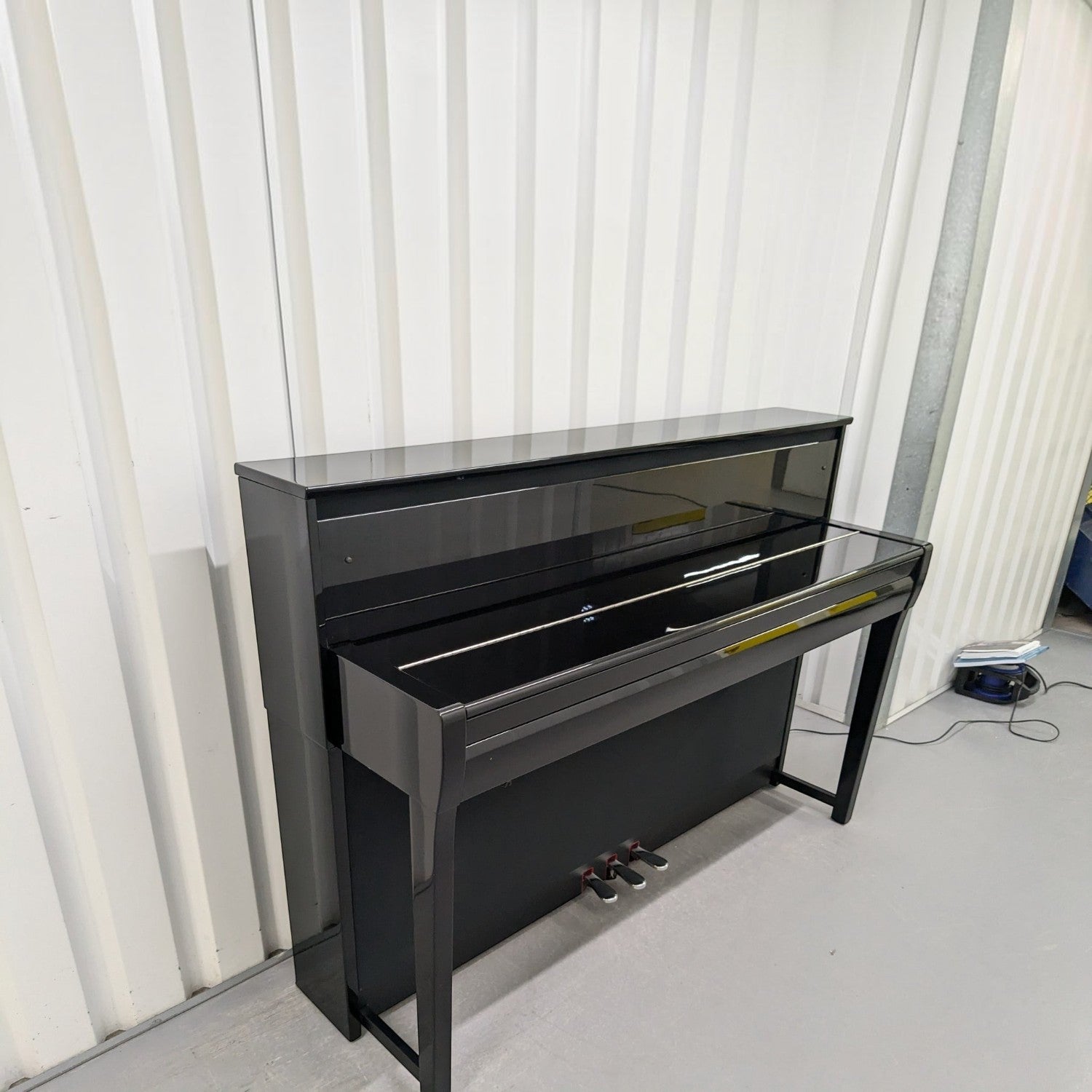 Đàn piano điện Yamaha CLP-685 màu đen bóng sang trọng tại TÂN NHẠC CỤ, thiết kế dáng tủ hiện đại và tinh tế