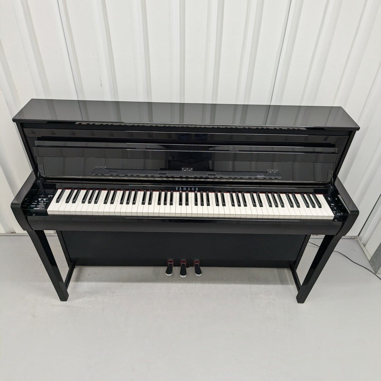 Đàn piano điện Yamaha CLP-685 màu đen bóng sang trọng tại TÂN NHẠC CỤ, thiết kế dáng tủ cao cấp với bàn phím gỗ.