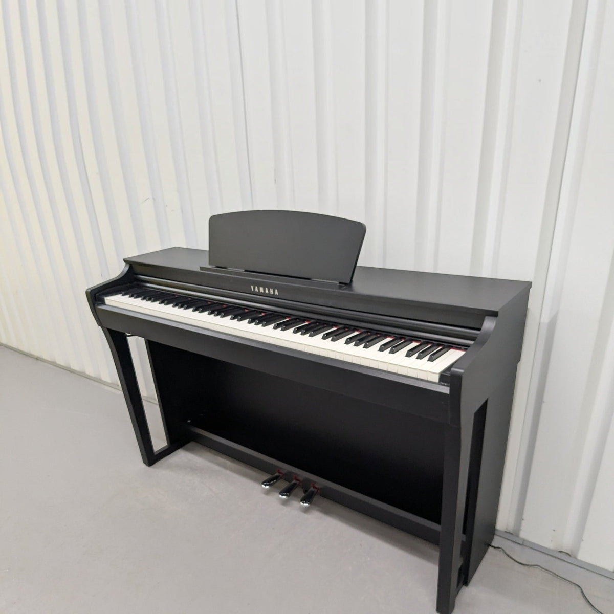 Đàn piano điện TÂN NHẠC CỤ Yamaha CLP725 màu đen sang trọng với bàn phím GrandTouch-S và thiết kế dáng tủ hiện đại