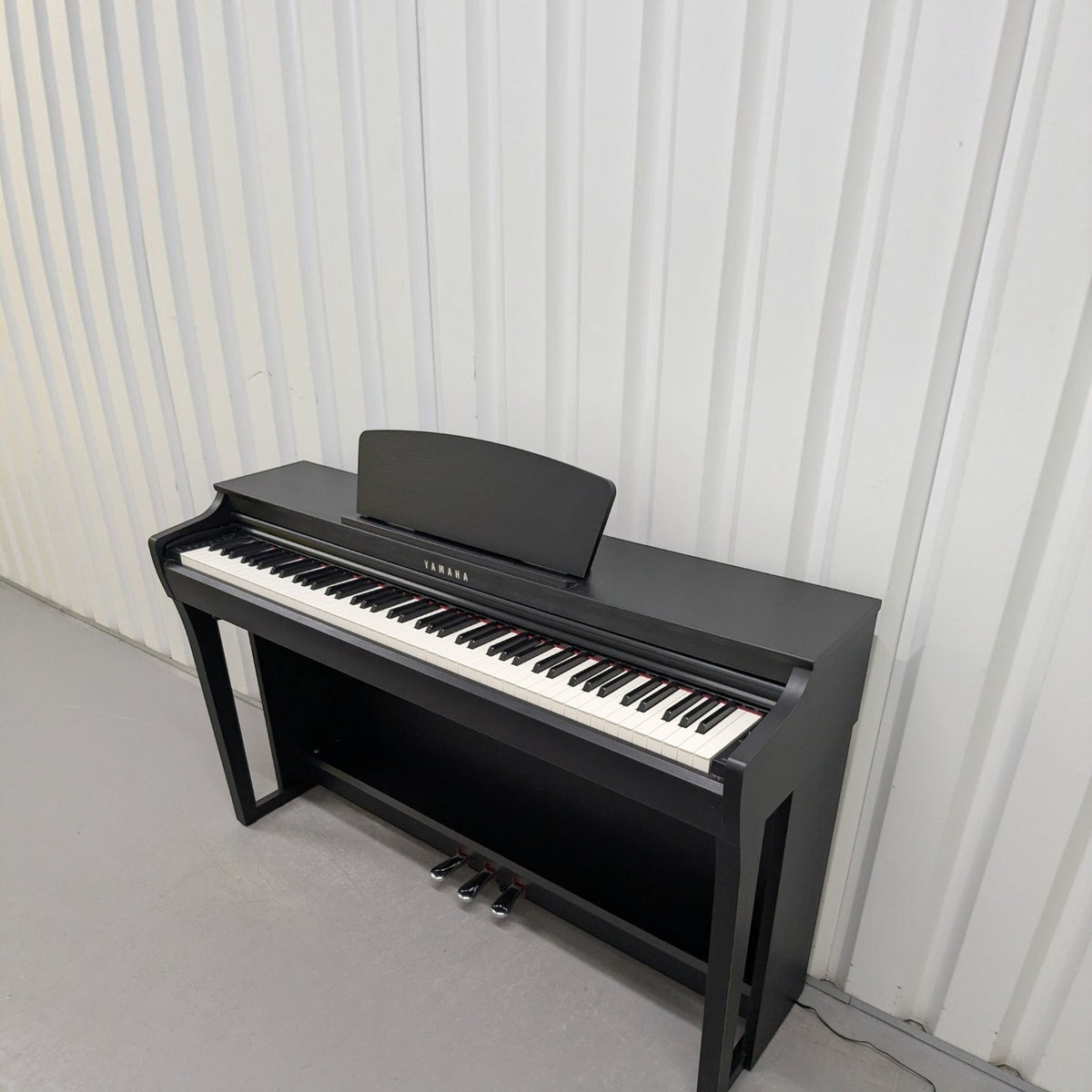 Đàn piano điện TÂN NHẠC CỤ Yamaha CLP725 màu đen thiết kế dáng tủ sang trọng với bàn phím GrandTouch-S