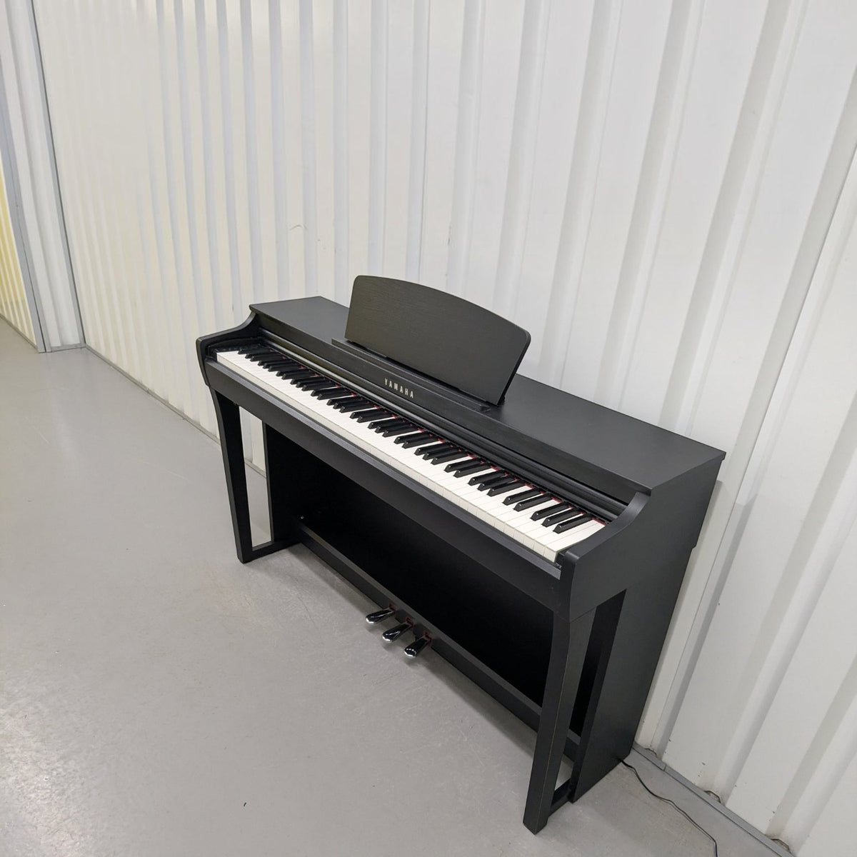Đàn piano điện Yamaha CLP725 màu đen tại TÂN NHẠC CỤ, thiết kế dáng tủ sang trọng với bàn phím GrandTouch-S
