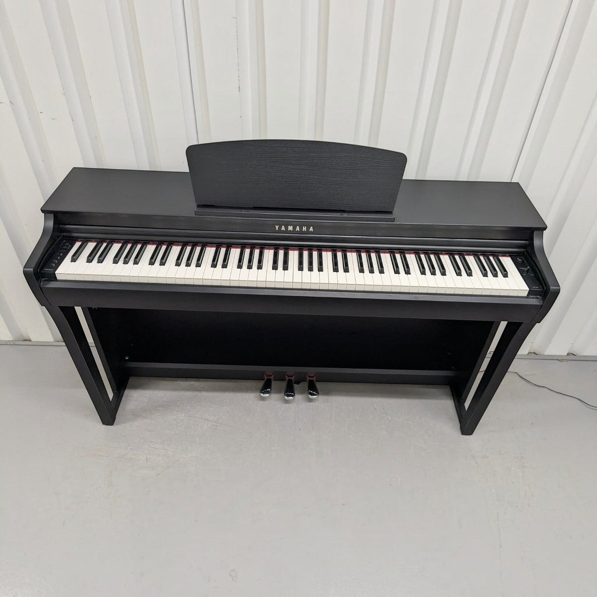Đàn piano điện Yamaha CLP725 màu đen sang trọng tại TÂN NHẠC CỤ, thiết kế dáng tủ hiện đại với 88 phím.