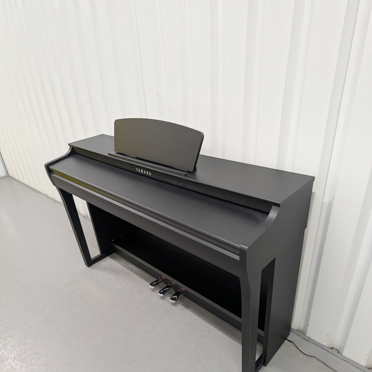 Đàn piano điện TÂN NHẠC CỤ Yamaha CLP725 màu đen thiết kế dáng tủ sang trọng với 3 pedal