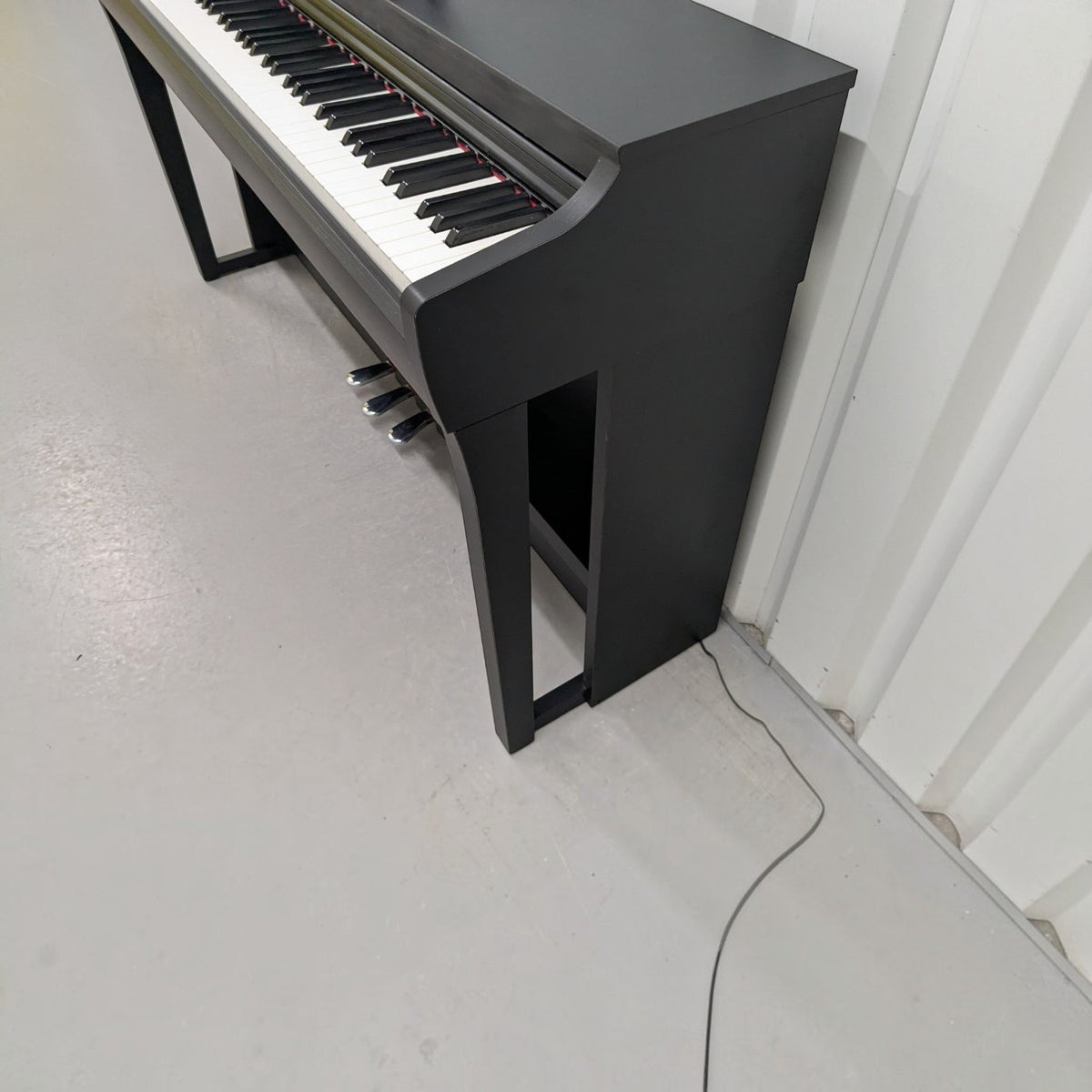 Đàn piano điện TÂN NHẠC CỤ Yamaha CLP725 màu đen thiết kế dáng tủ sang trọng với bàn phím 88 phím hiện đại