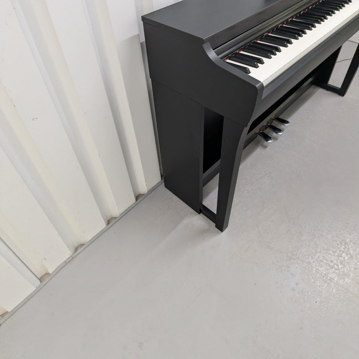 Đàn piano điện TÂN NHẠC CỤ Yamaha CLP725 màu đen thiết kế dáng tủ hiện đại với bàn phím 88 phím và ba bàn đạp