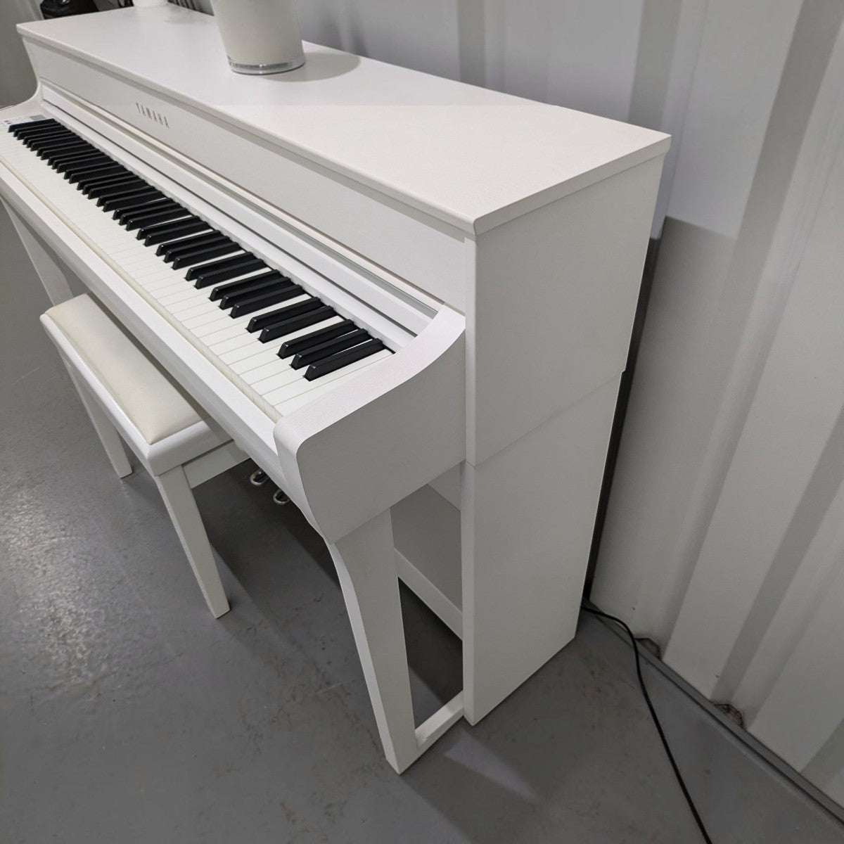 Đàn piano điện Yamaha CLP-735 màu trắng tại TÂN NHẠC CỤ, thiết kế hiện đại với ghế ngồi đi kèm