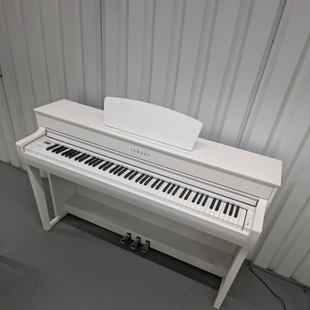 Đàn piano điện Yamaha CLP-735 màu trắng tại TÂN NHẠC CỤ, thiết kế hiện đại với bàn phím GrandTouch-S cao cấp.