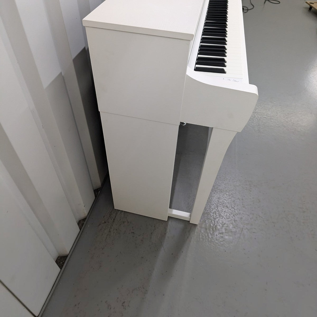 Đàn piano điện Yamaha CLP-735 màu trắng tại cửa hàng TÂN NHẠC CỤ, thiết kế dáng tủ đứng hiện đại