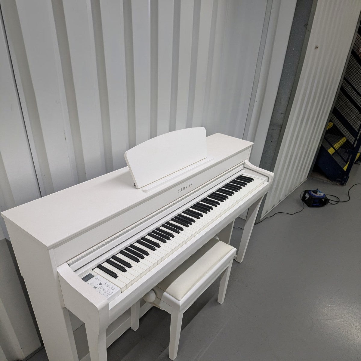 Đàn piano điện Yamaha CLP-735 màu trắng tại Tân Nhạc Cụ, thiết kế hiện đại với ghế ngồi đồng bộ