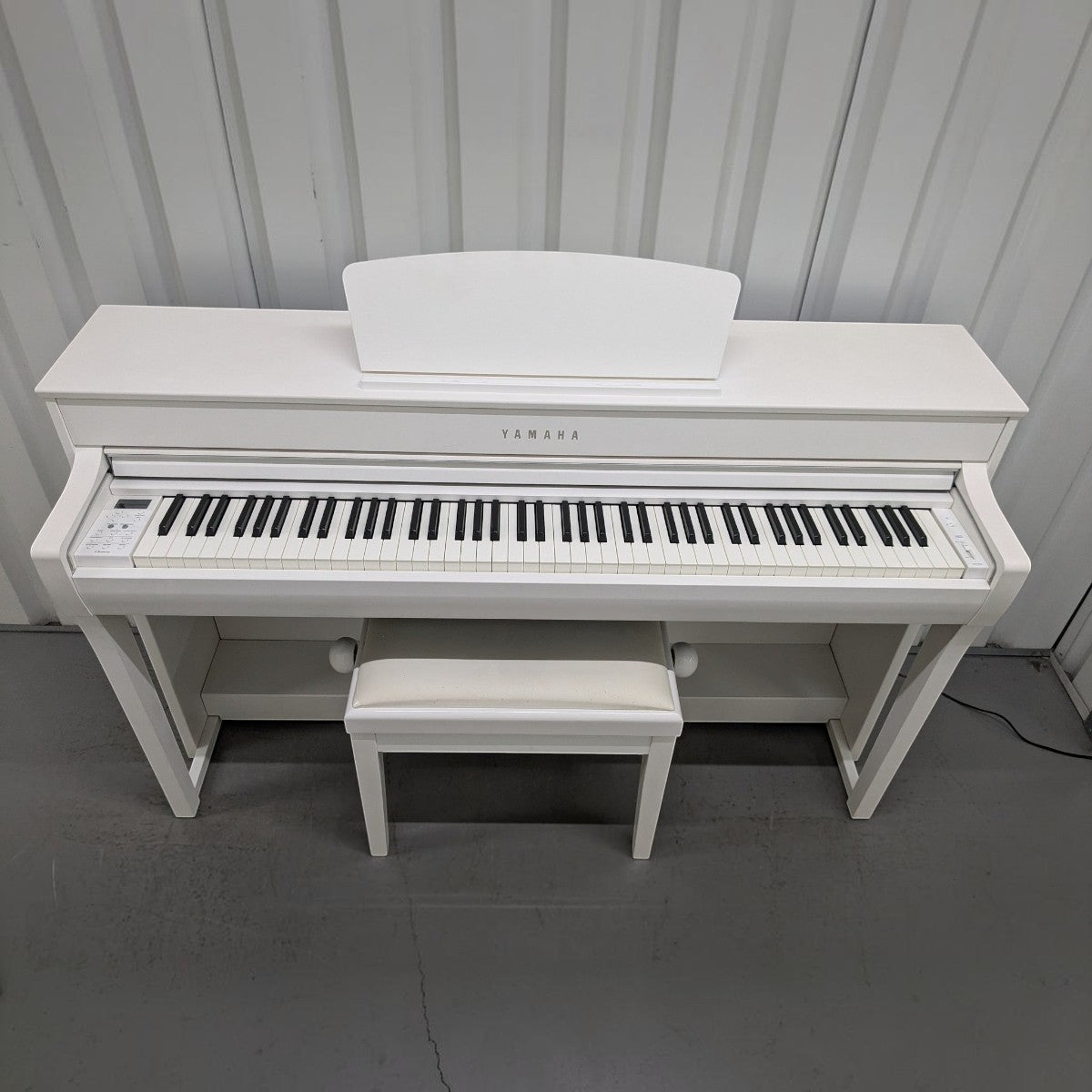 Đàn piano điện Yamaha CLP-735 màu trắng tại Tân Nhạc Cụ, thiết kế hiện đại với ghế ngồi đồng bộ