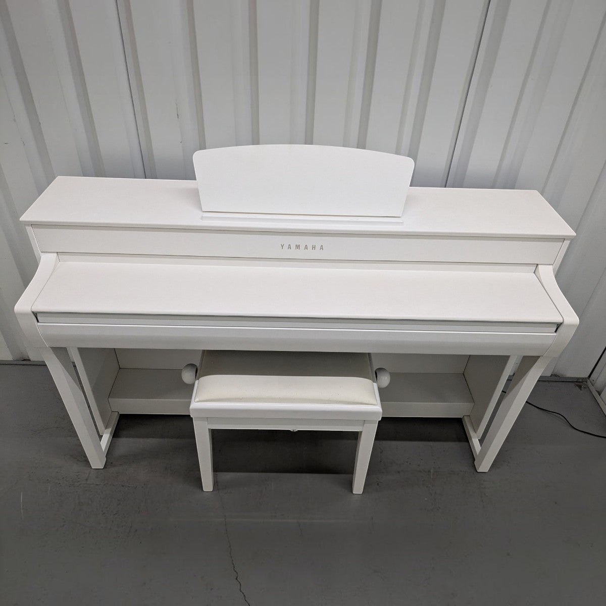 Đàn piano điện Yamaha CLP-735 màu trắng tại Tân Nhạc Cụ, thiết kế hiện đại kèm ghế ngồi đồng bộ